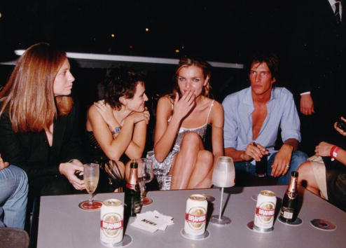 La modelo española Esther Cañadas (centro) posa junto al modelo argentino Iván de Pineda (derecha) y otros amigos durante una fiesta en la discoteca "News", después de un desfile de moda, el 14 de diciembre de 2001, en Buenos Aires, Argentina | Fuente: Getty Images