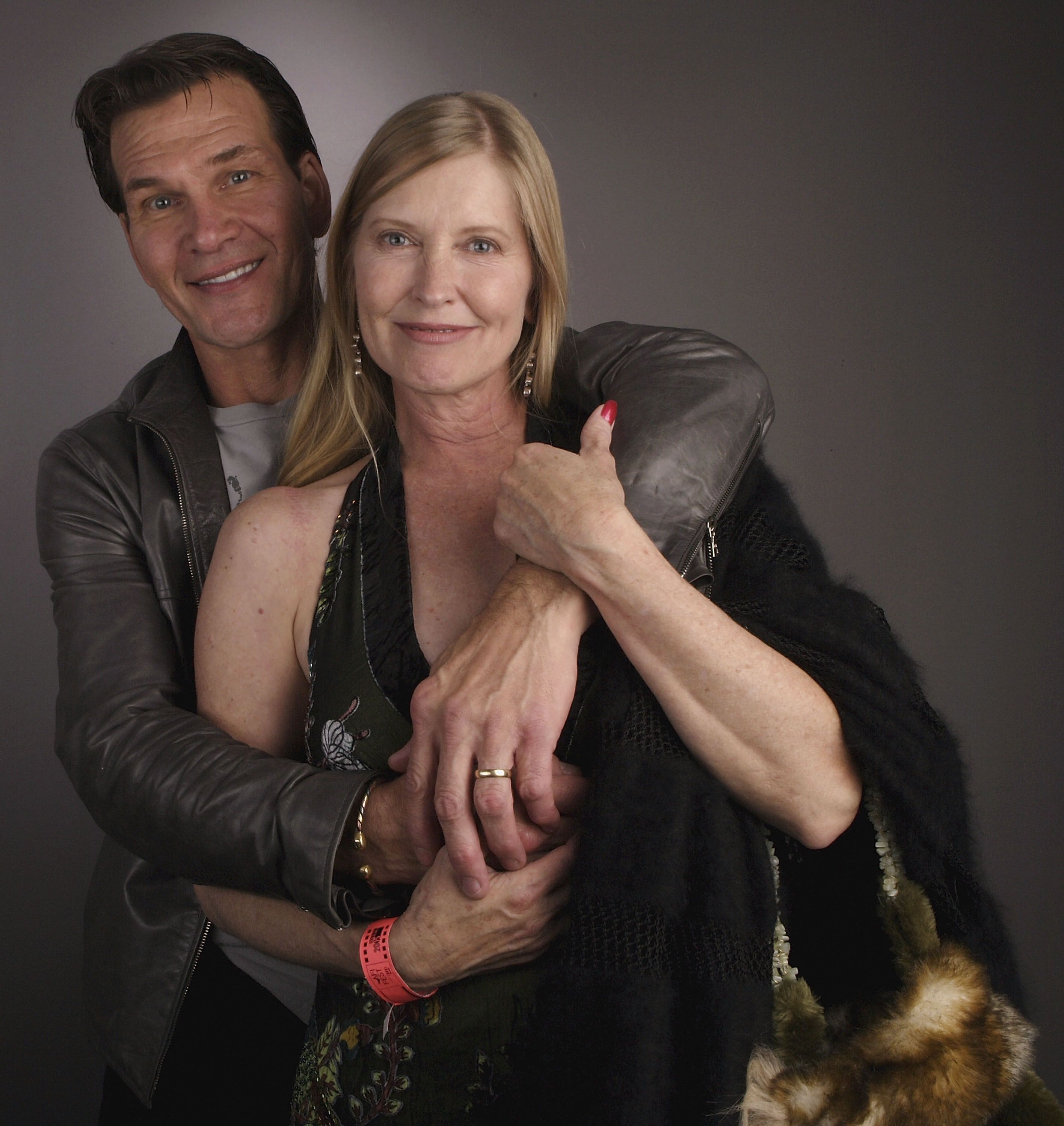 Patrick Swayze y su esposa Lisa Niemi posan en el Portrait Studio durante el AFI Fest, el 5 de noviembre de 2005 en Hollywood, California. | Foto: Getty Images