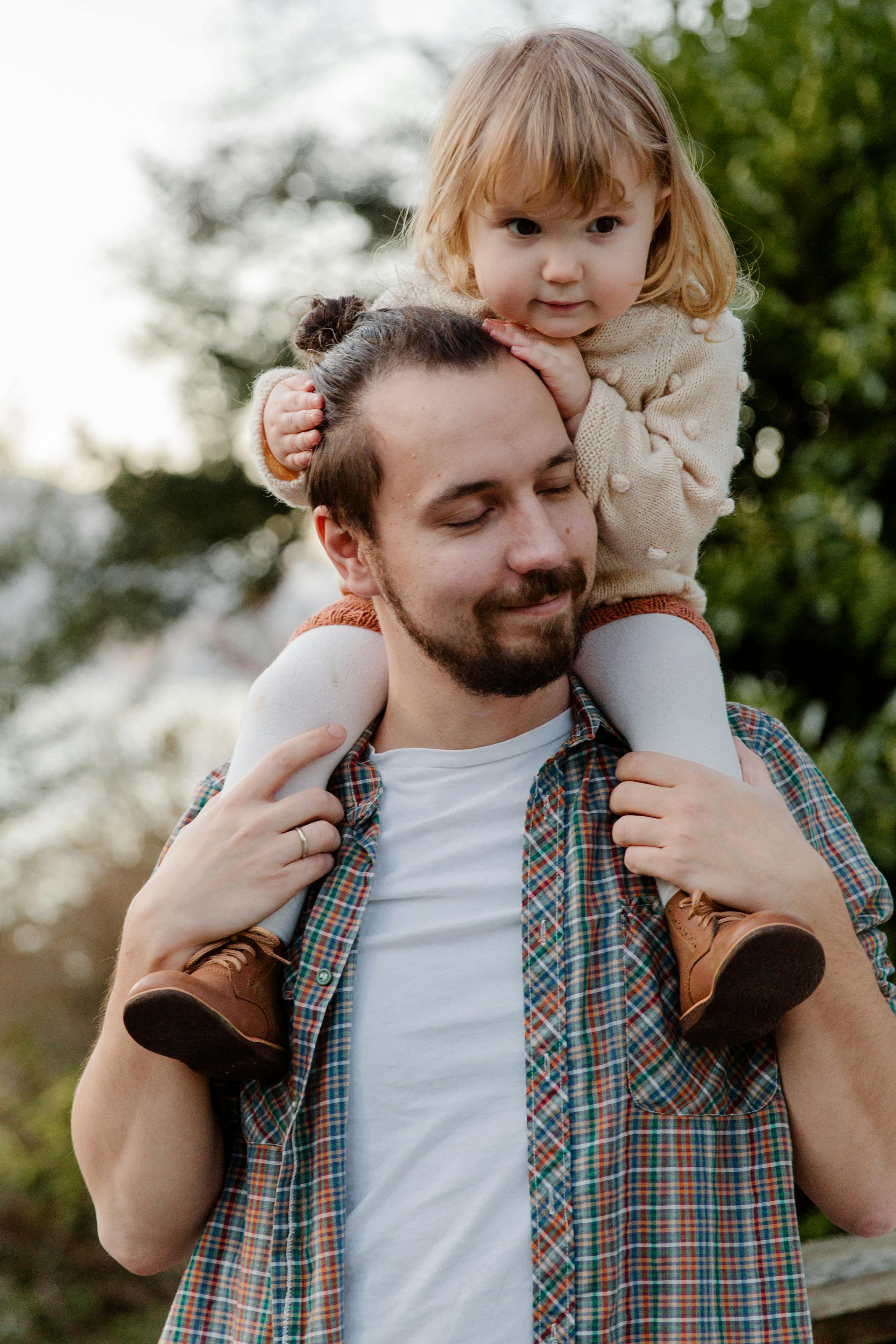 Hija a hombros de su padre | Fuente: Pexels