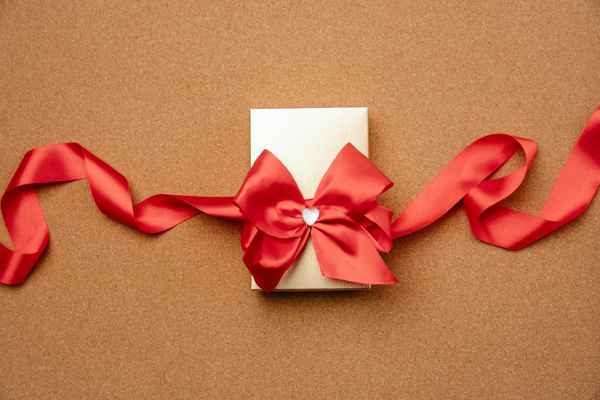 Una cajita de regalo decorada con un lazo rojo | Fuente: Pexels