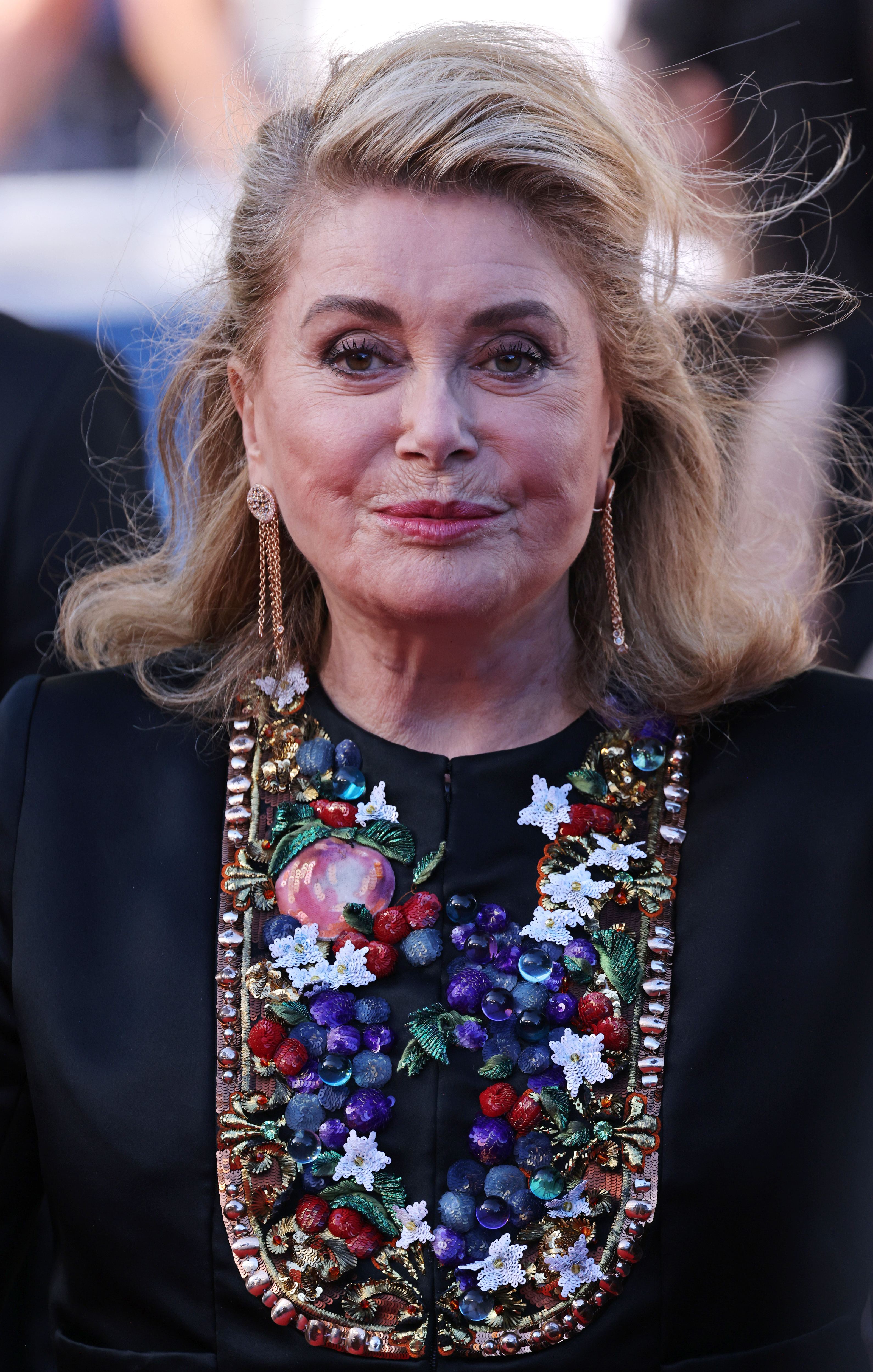 Catherine Deneuve en la alfombra roja de "Marcello Mio" durante la 77ª edición del Festival de Cine de Cannes, el 21 de mayo de 2024, en Francia. | Fuente: Getty Images