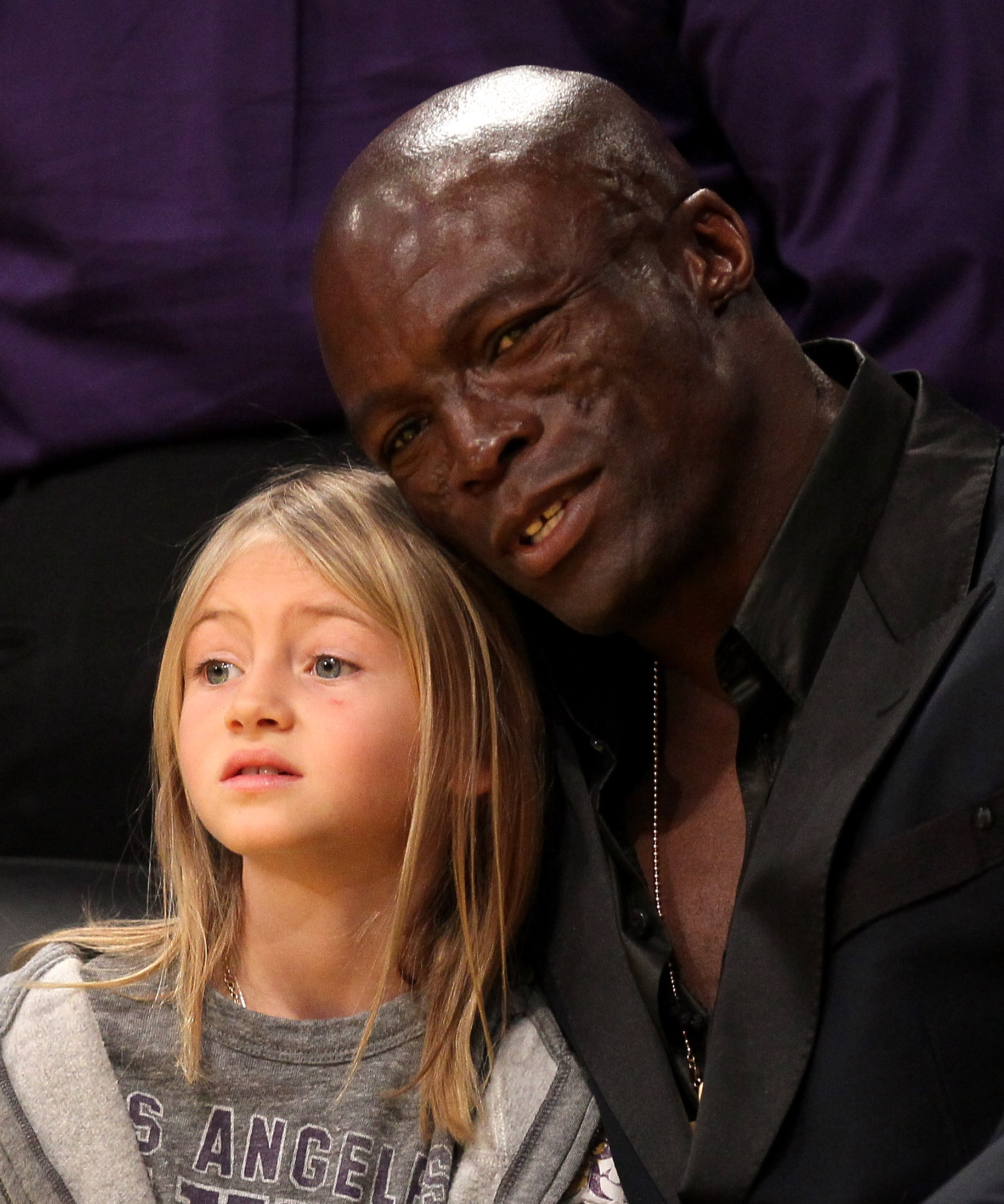 Seal y su hija Leni Klum asisten al partido entre los Boston Celtics y Los Angeles Lakers en el Staples Center el 11 de marzo de 2012 en Los Angeles, California | Fuente: Getty Images