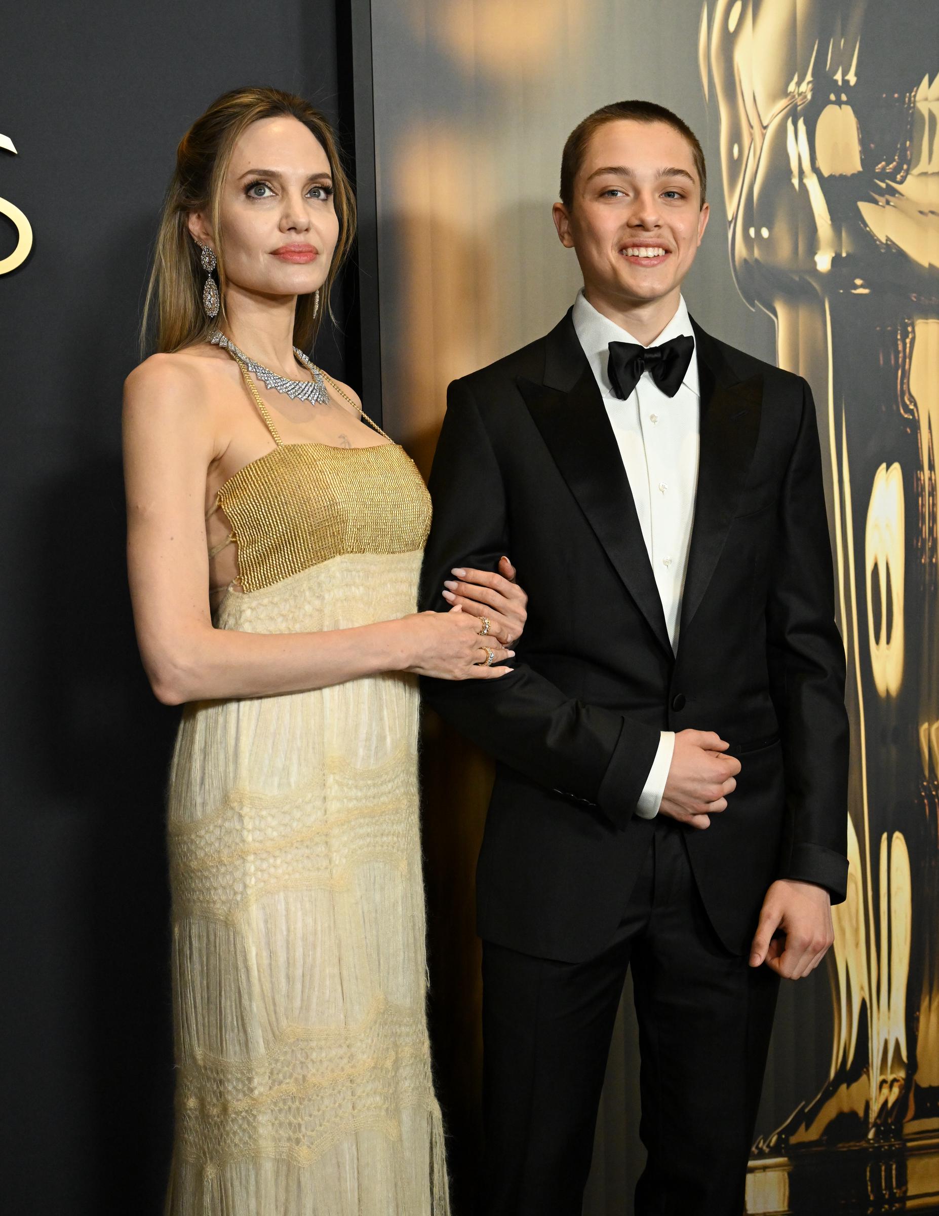 Angelina Jolie y Knox Jolie-Pitt en los Governors Awards en Hollywood, California, el 17 de noviembre de 2024 | Fuente: Getty Images