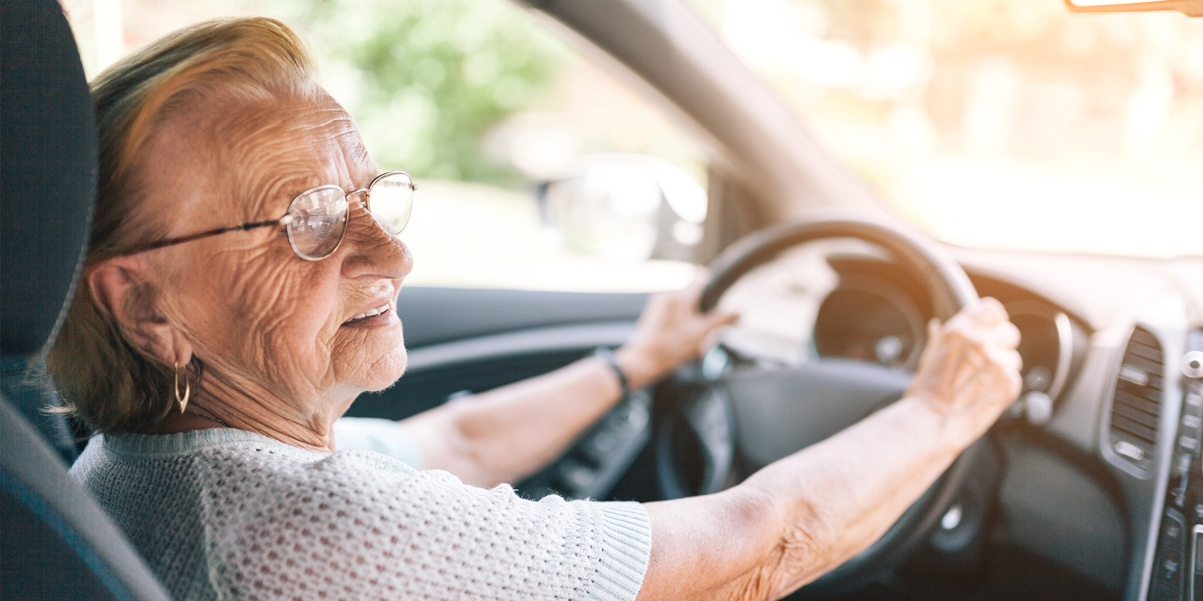 Una señora sujetando un volante | Fuente: Shutterstock