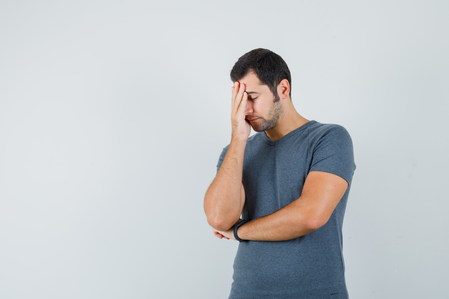 Un uomo angosciato | Fonte: Freepik