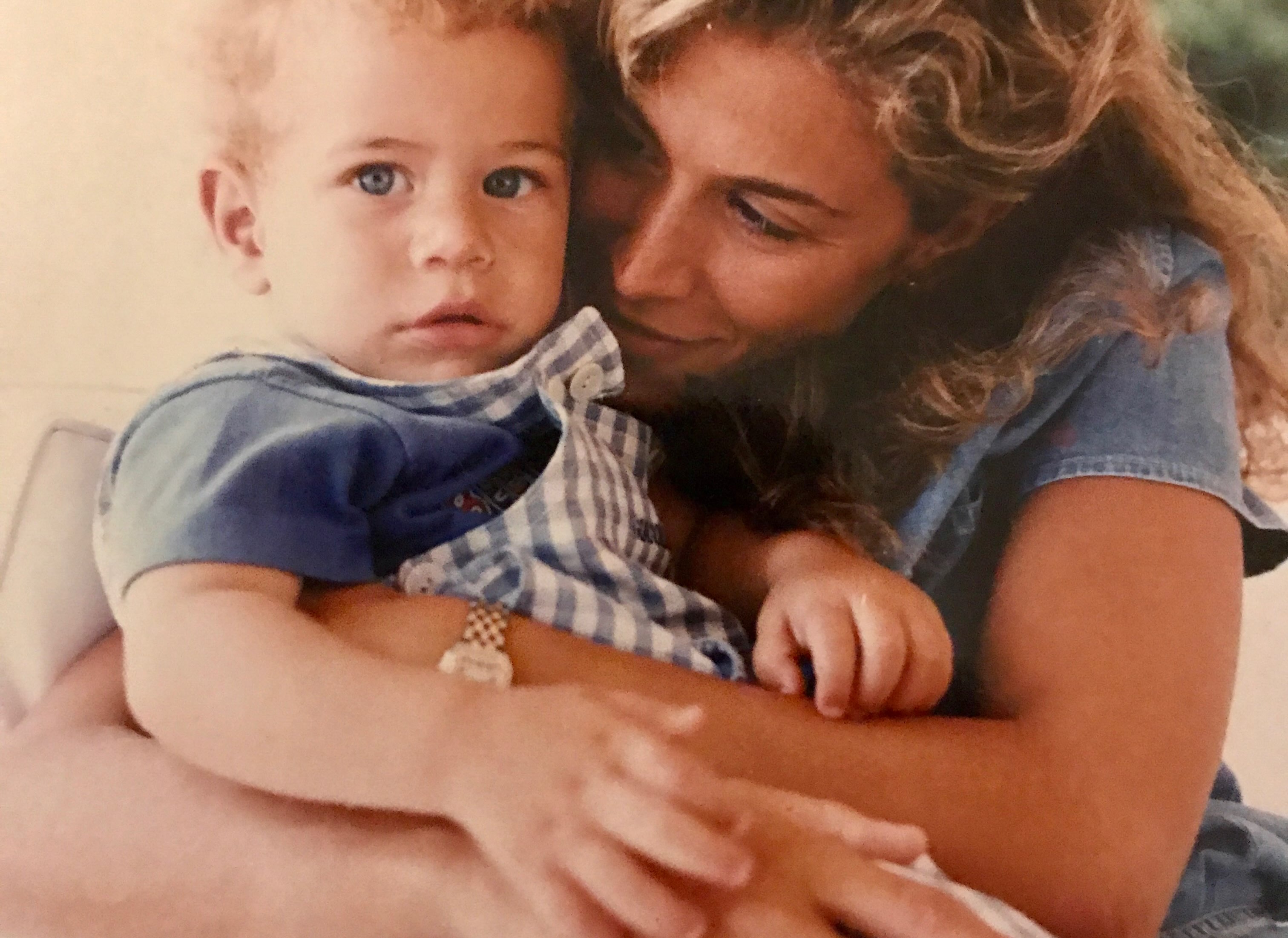 Flavia Palmiero compartió imágenes inéditas de su hijo Gianni durante su niñez para conmemorar su cumpleaños número 32 | Fuente: Instagram/flapalmiero