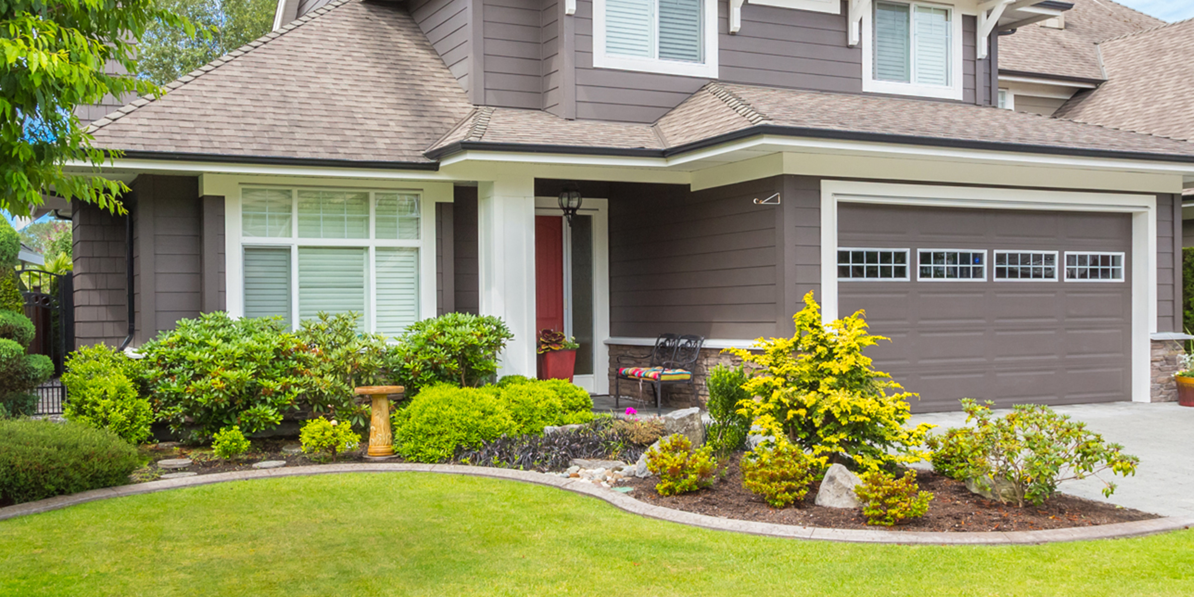Una casa con un hermoso jardín | Fuente: Shutterstock
