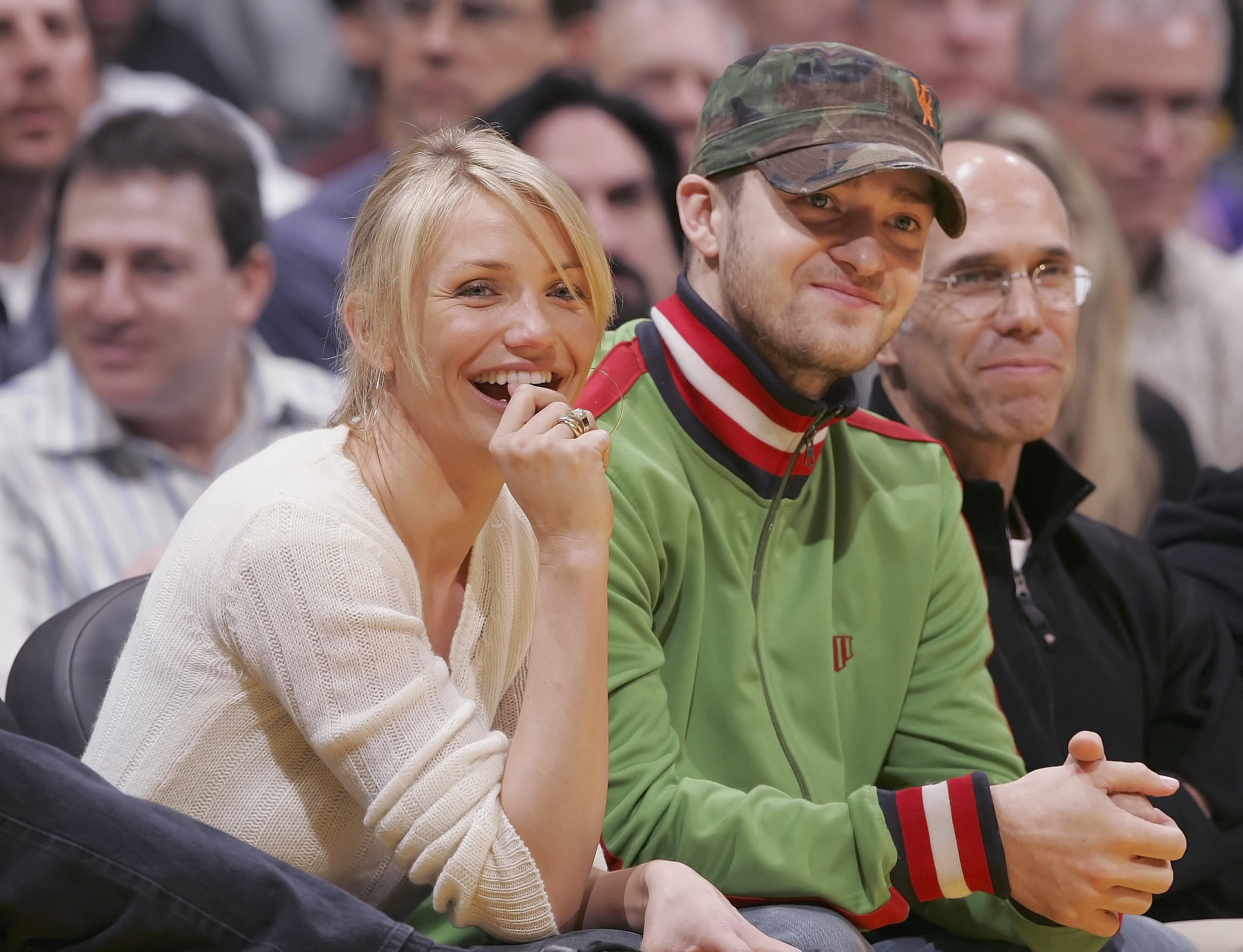 A Cameron Diaz y a Justin Timberlake se los veía a menudo disfrutando juntos de partidos de baloncesto mientras estaban juntos. Su pasión compartida por los deportes les dio muchas oportunidades para pasar tiempo lejos de las alfombras rojas de Hollywood. | Fuente: Getty Images
