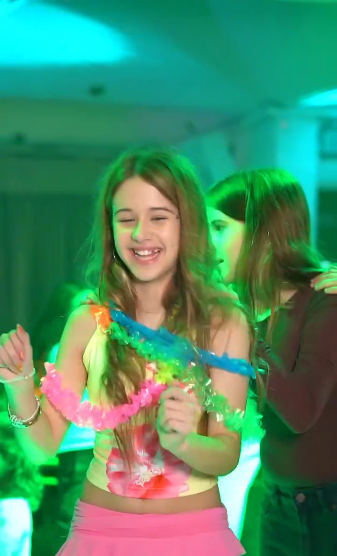 Giovanna, hija de María Fernanda Callejón, modelando sobre una pasarela durante su festejo de cumpleaños de 11 | Fuente: Instagram/fercallejon