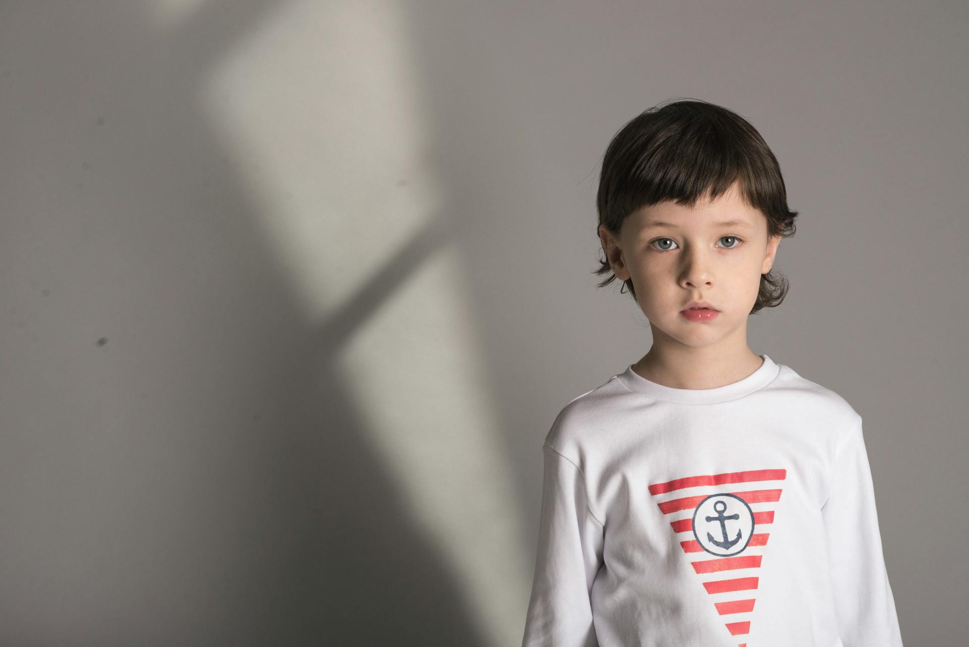 Un niño con una camisa blanca de manga completa | Fuente: Pexels