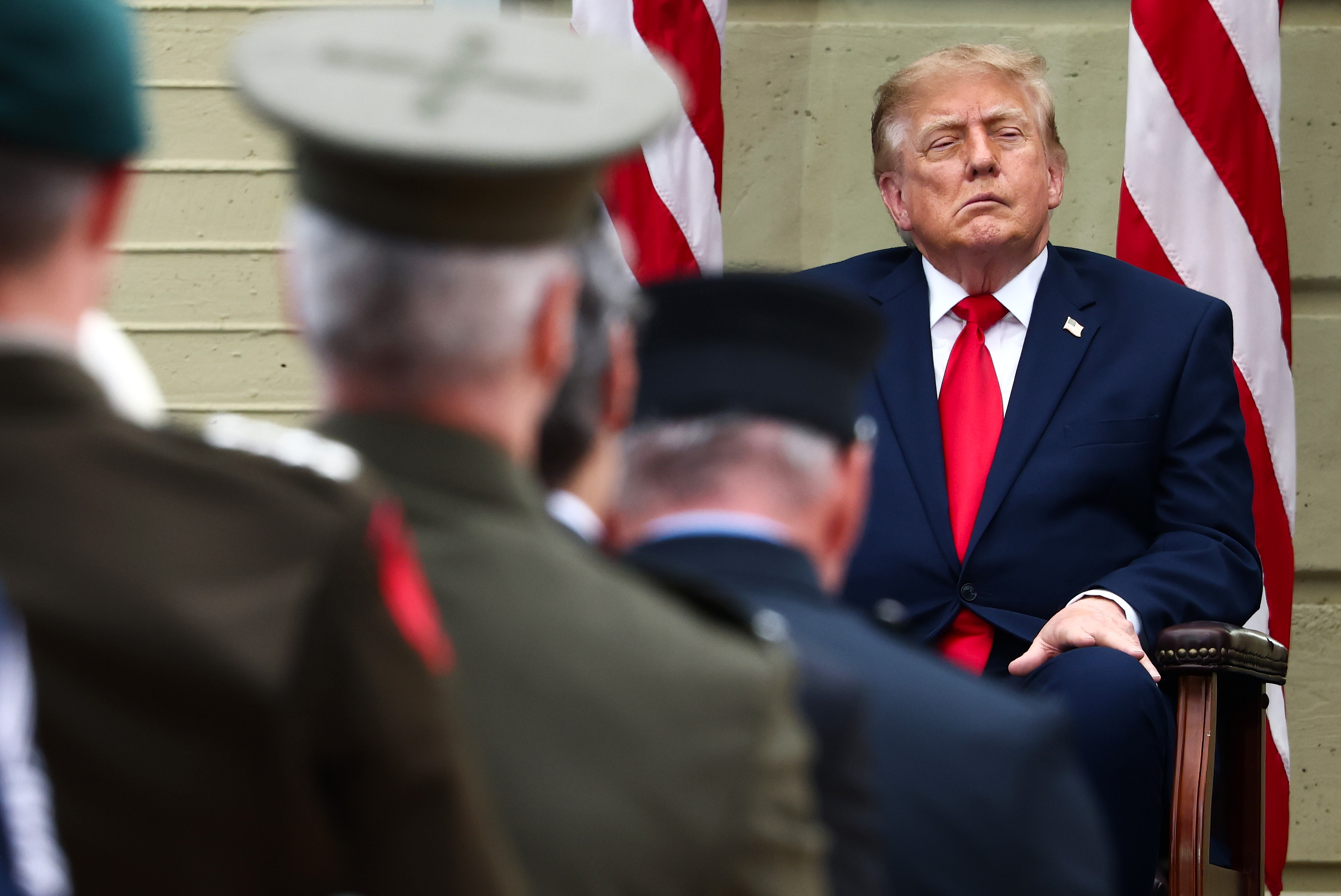 El presidente Donald Trump observa durante una ceremonia para conmemorar el 25.º aniversario de los atentados terroristas del 11 de septiembre en el patio del Pentágono, el 11 de septiembre de 2026, en Arlington, Virginia. | Fuente: Getty Images