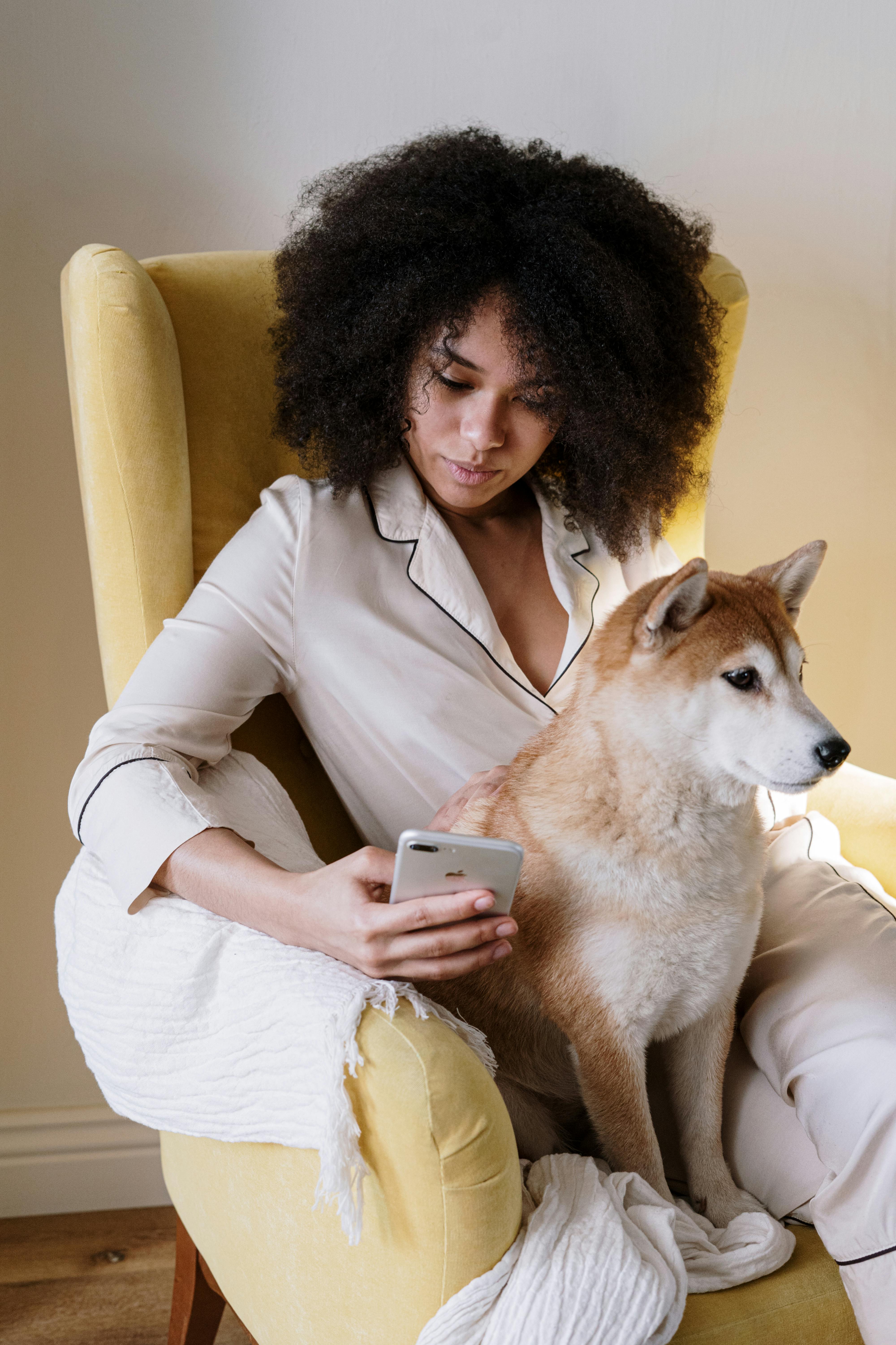 Una mujer en pijama sentada con su perro | Fuente: Pexels