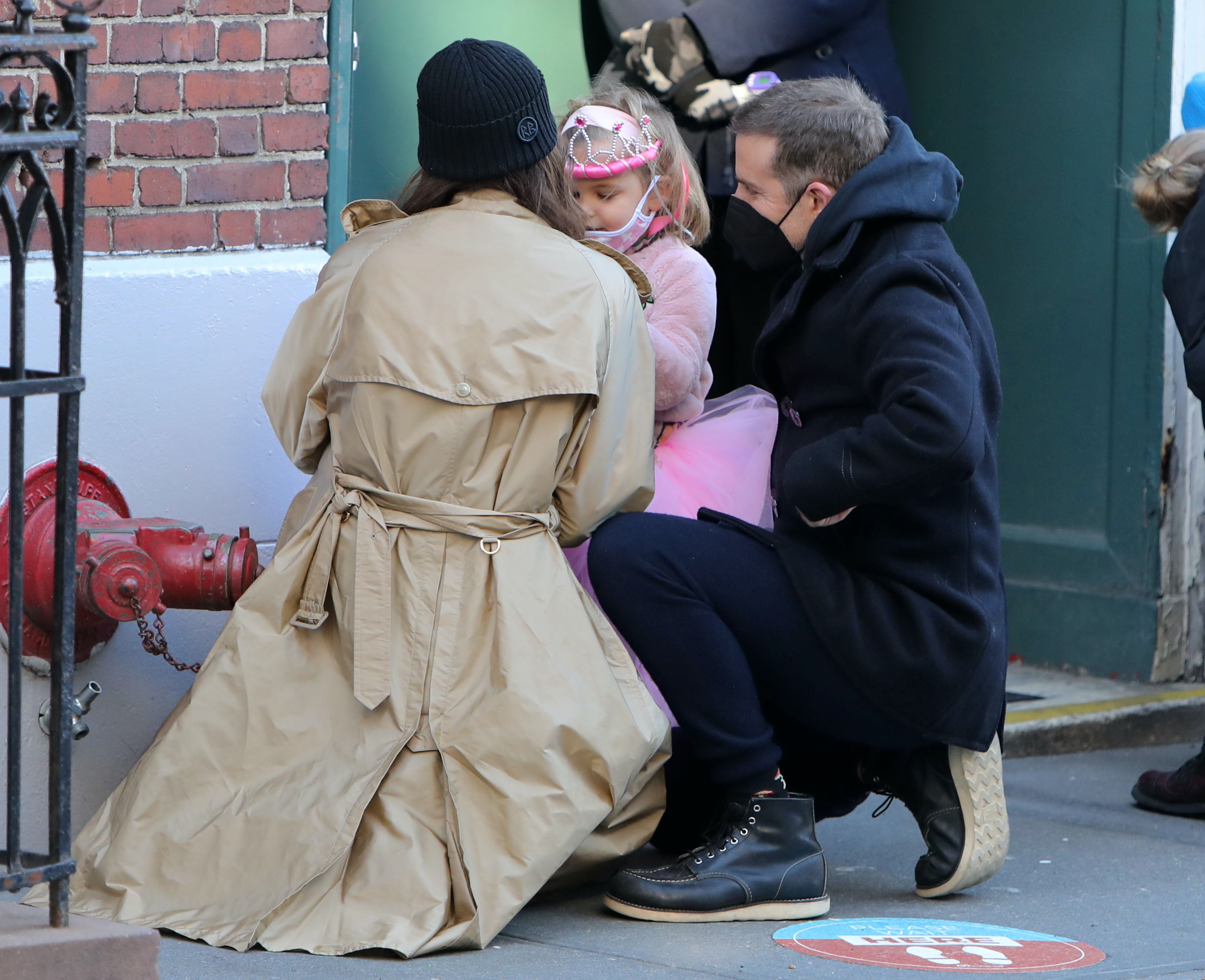 Irina Shayk y Bradley Cooper vistos saliendo con Lea De Seine Shayk Cooper en Nueva York el 19 de marzo de 2021. | Fuente: Getty Images