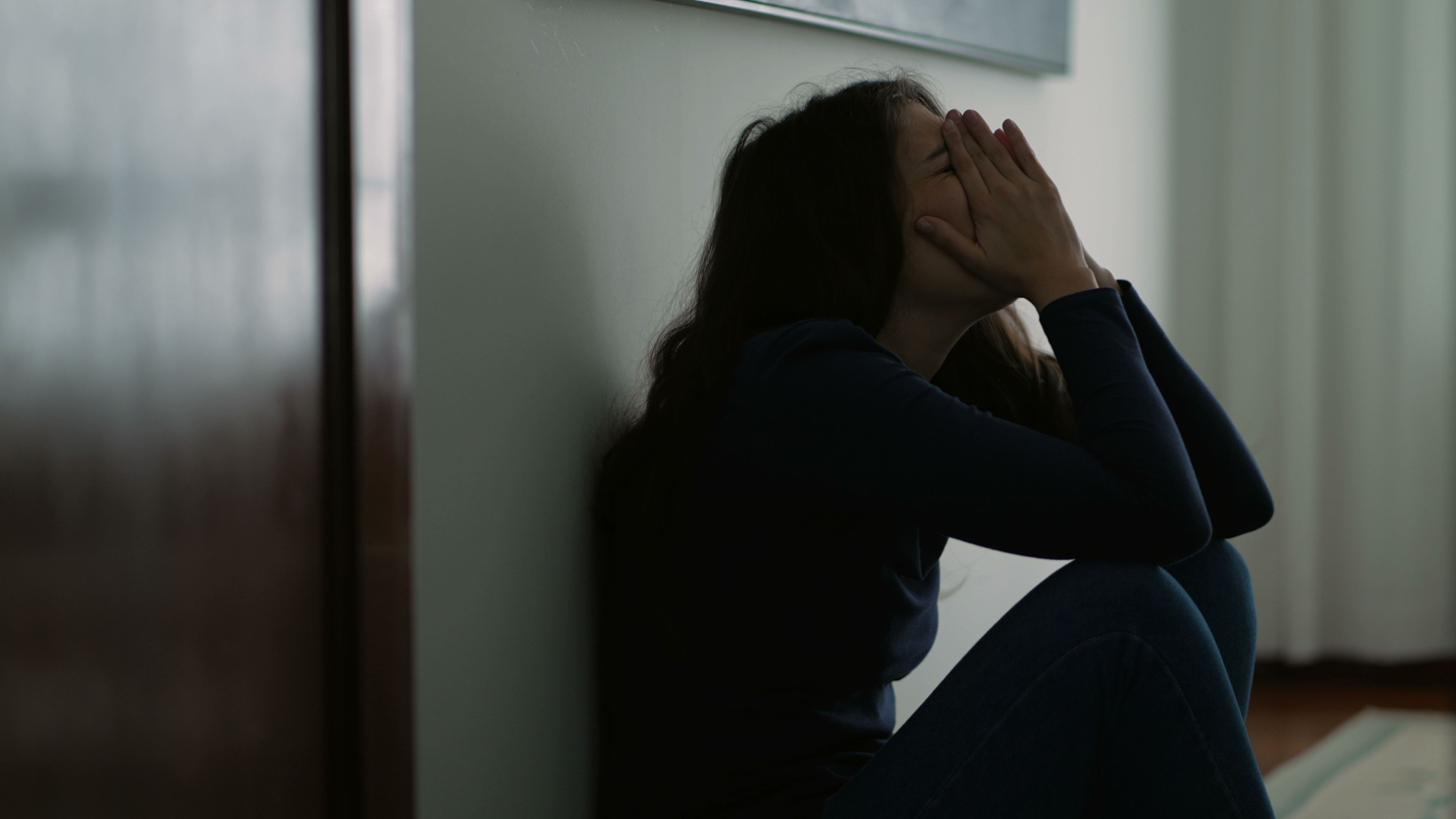 Mujer sintiendo dolor emocional | Fuente: Shutterstock