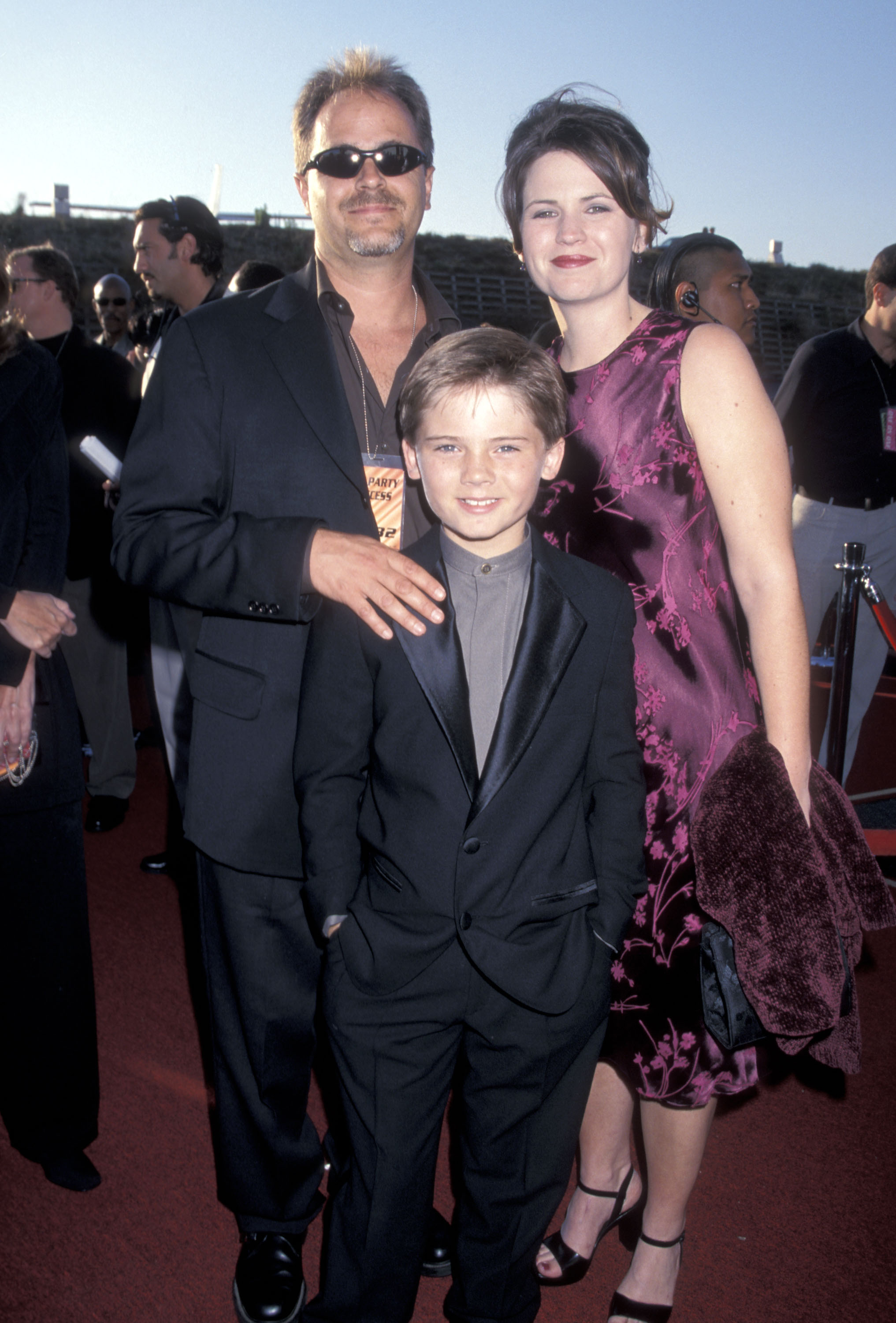 El actor Jake Lloyd y sus padres Lisa y William Lloyd el 5 de junio de 1999, en Santa Mónica, California. | Foto: Getty Images