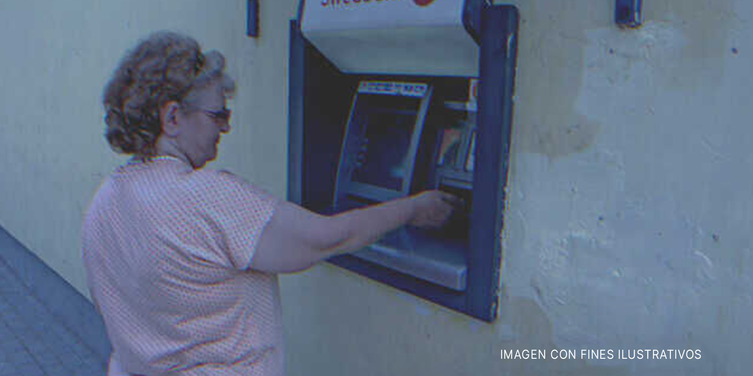 Anciana usando un cajero automático. | Foto: Shutterstock