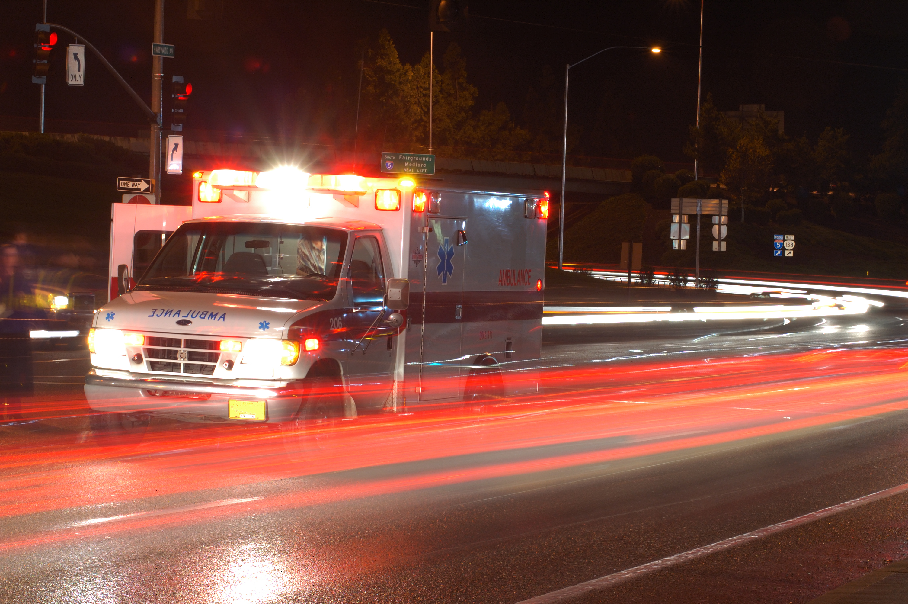 Ambulancia parada en el tráfico nocturno | Fuente: Shutterstock