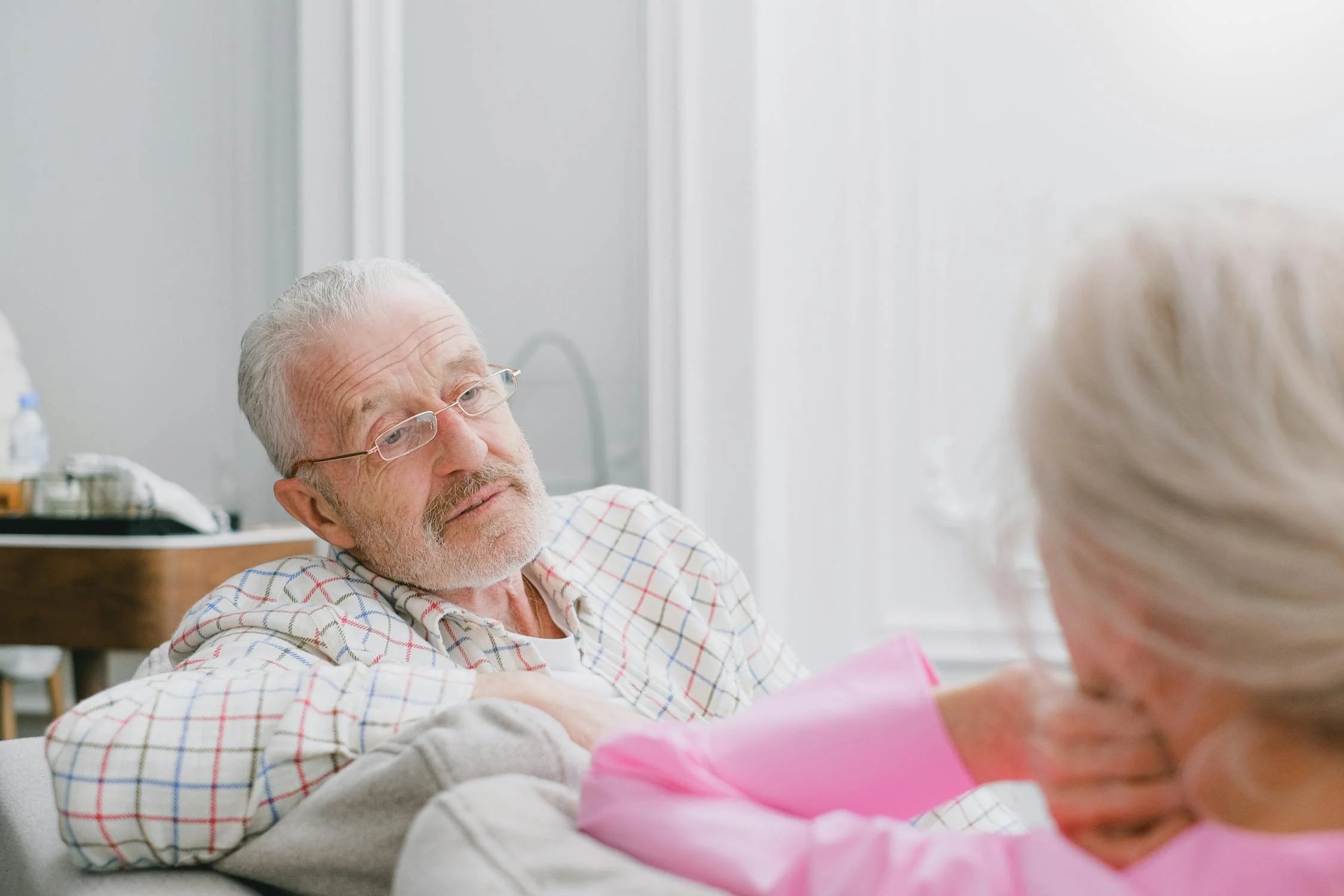 Un hombre de mediana edad hablando | Fuente: Pexels