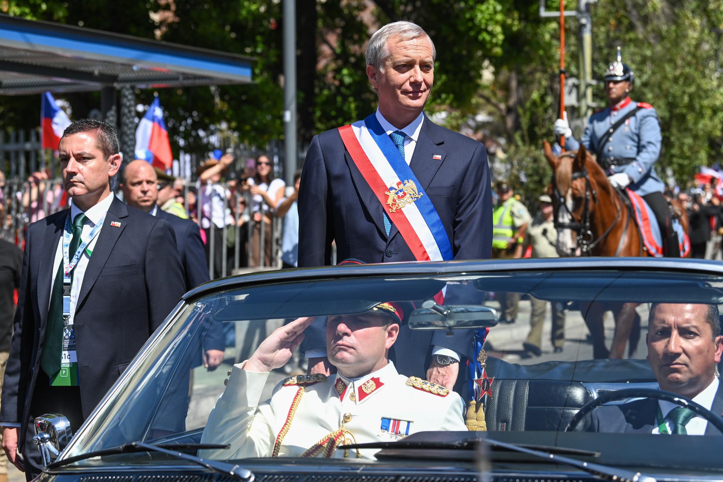 El nuevo presidente de Chile, José Antonio Kast, sale de la ceremonia de investidura presidencial en el Congreso el 11 de marzo de 2026 en Valparaíso, Chile. | Fuente: Getty Images