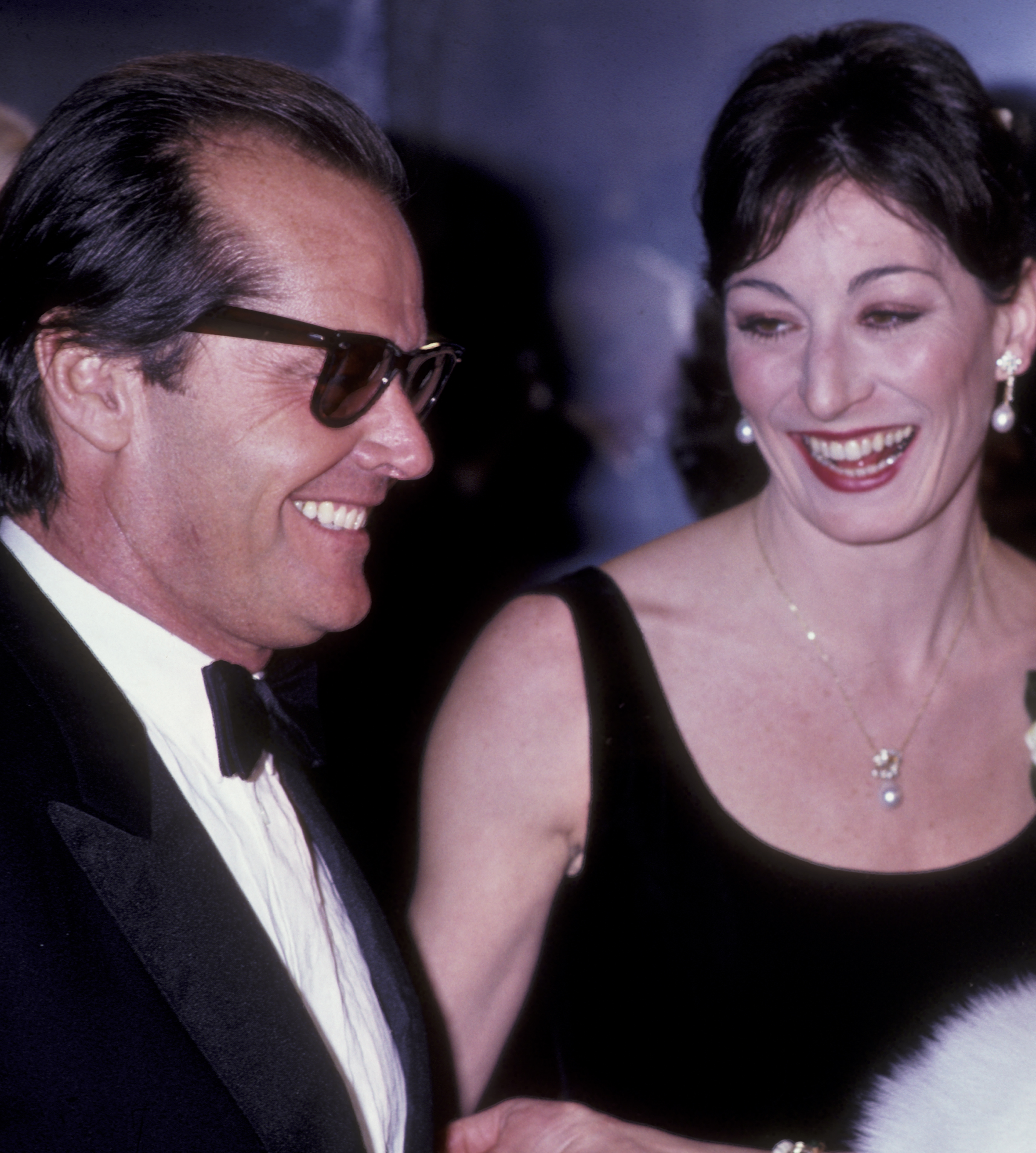 El actor Jack Nicholson y Anjelica Huston asisten a una gala de homenaje a Jack Nicholson, el 3 de marzo de 1983, en el Hotel Beverly Hilton de Beverly Hills, California. | Foto: Getty Images