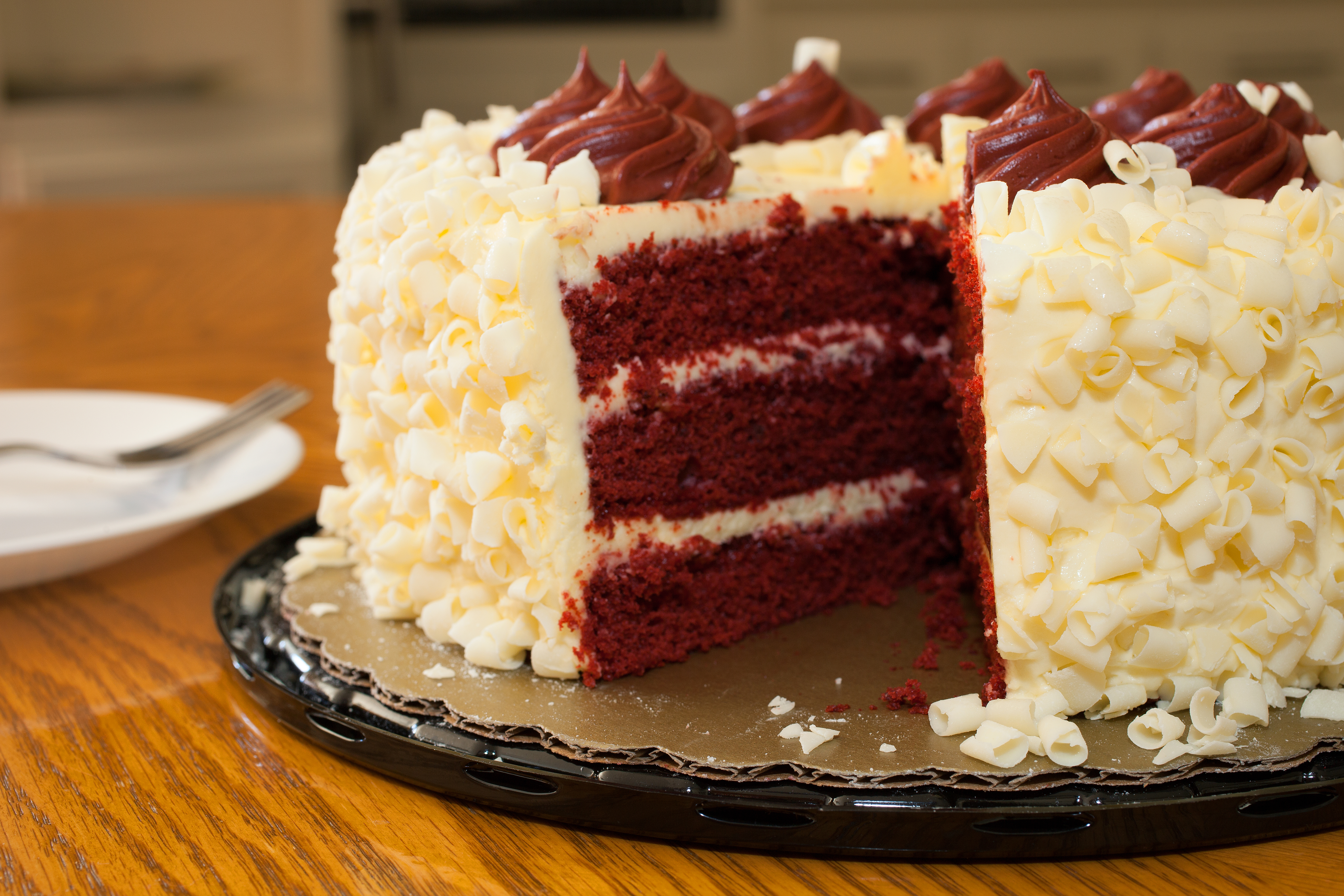 Un pastel de terciopelo rojo sobre la mesa | Foto: Shutterstock