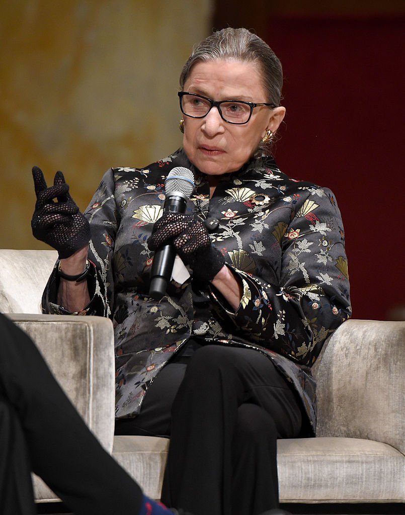 La jueza Ruth Bader Ginsburg habla en el escenario en An Historic Evening with Supreme Court Justice Ruth Bader Ginsburg. | Foto: Getty Images