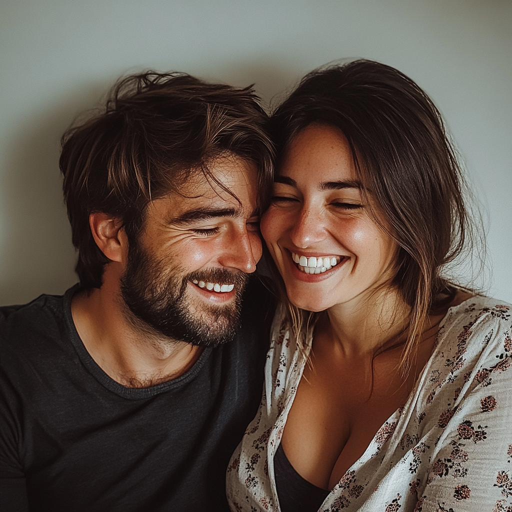 Una pareja sonriente | Fuente: Midjourney