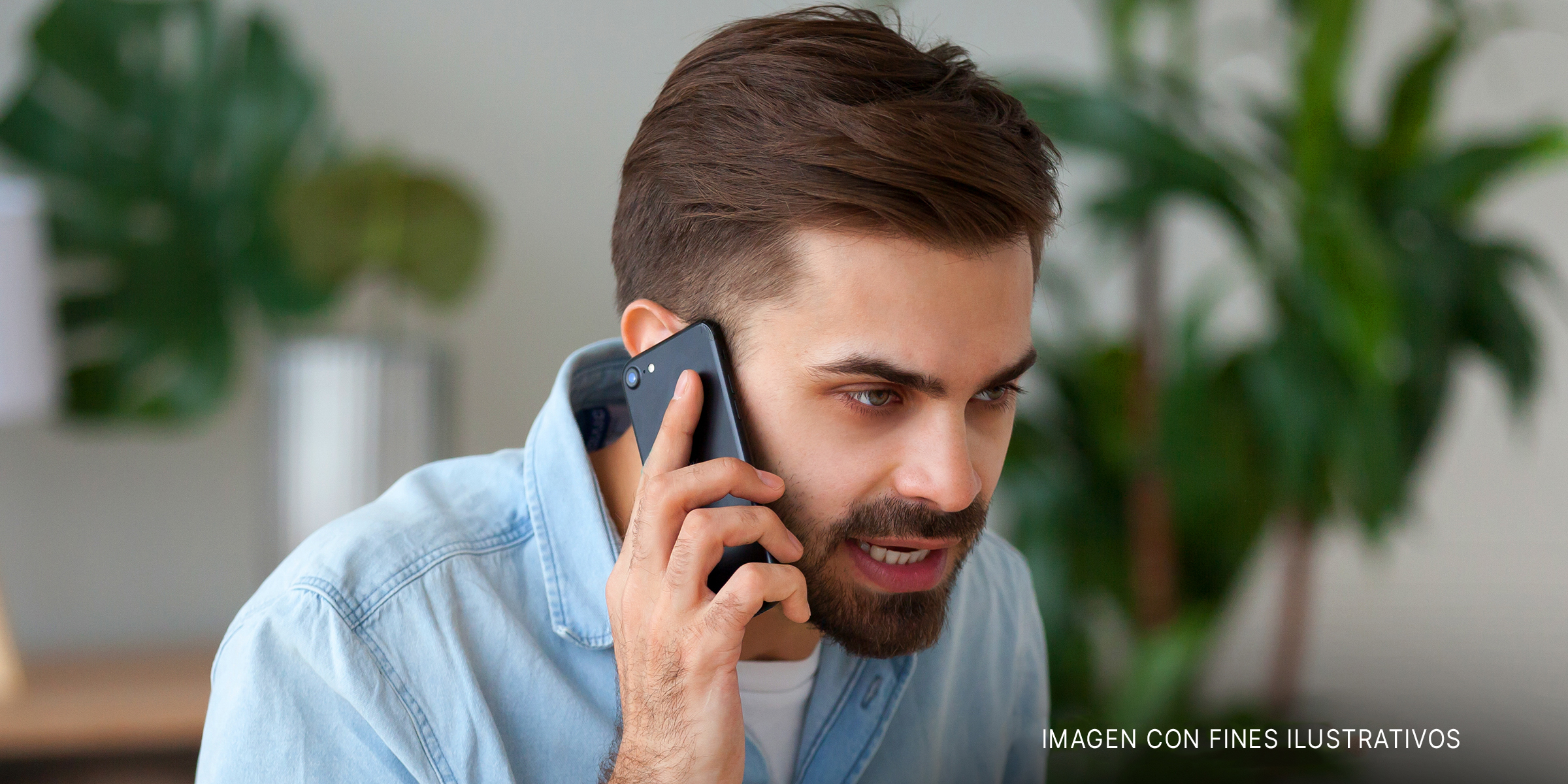 Hombre al teléfono | Foto: Shutterstock