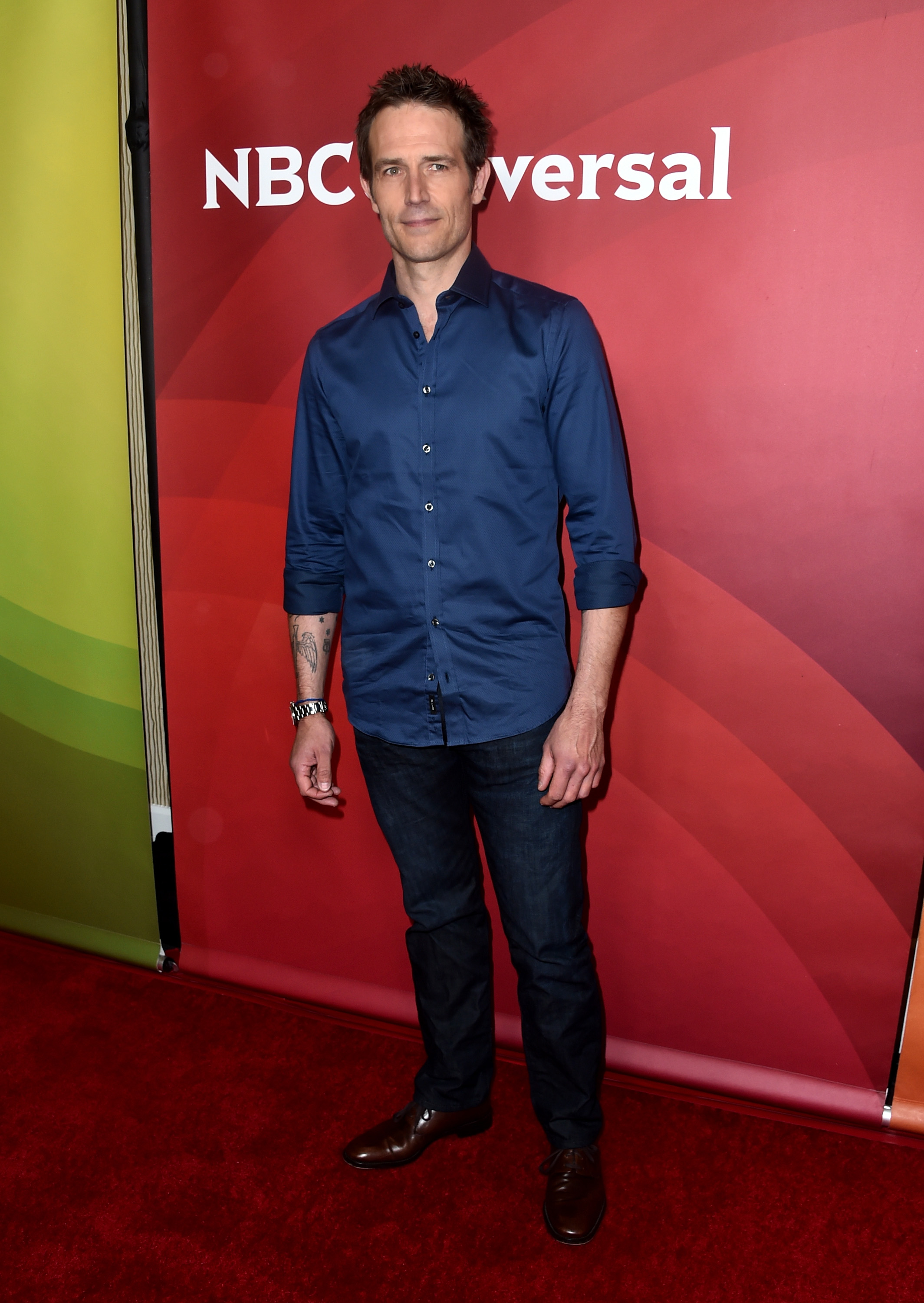 Michael Vartan asiste al Summer Press Day de NBC Universal para promocionar su papel en "The Arrangement". Con una camisa ajustada de botones en tono azul marino, transmite total confianza.