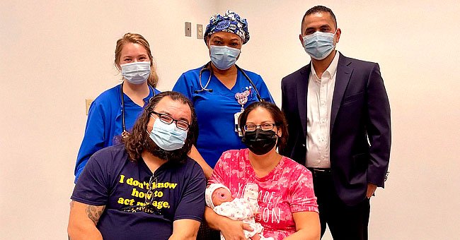Jonathan Cedillo con su prometida, Vanessa Sandoval, su bebé, Juliette y el personal médico del RCH. | Foto: Facebook/RiversideCommunityHospital