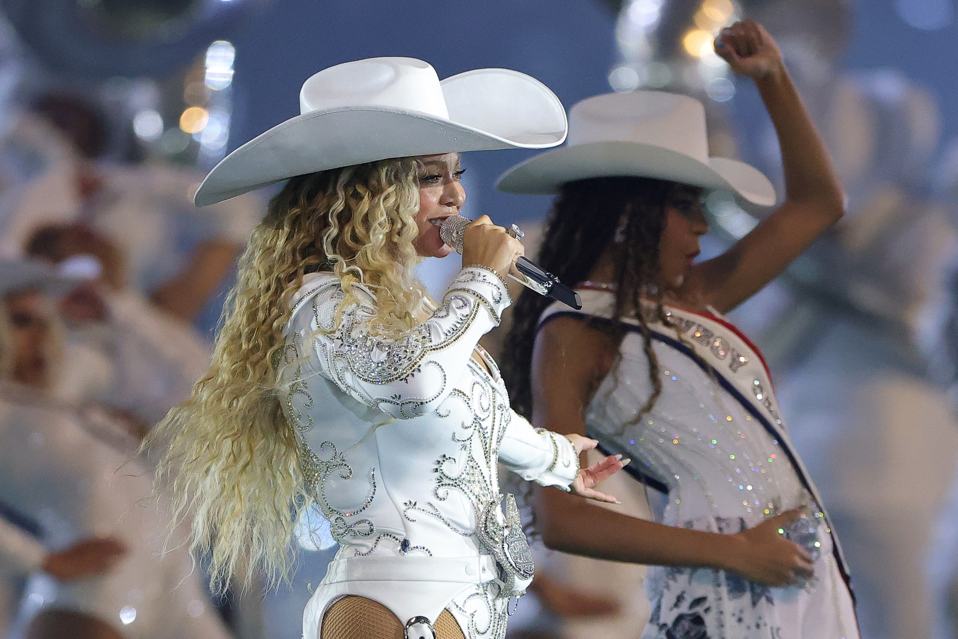 Beyoncé actúa con Blue Ivy Carter, durante el espectáculo del descanso del partido entre los Baltimore Ravens y los Houston Texans en el NRG Stadium de Houston, Texas, el 25 de diciembre de 2024 | Fuente: Getty Images