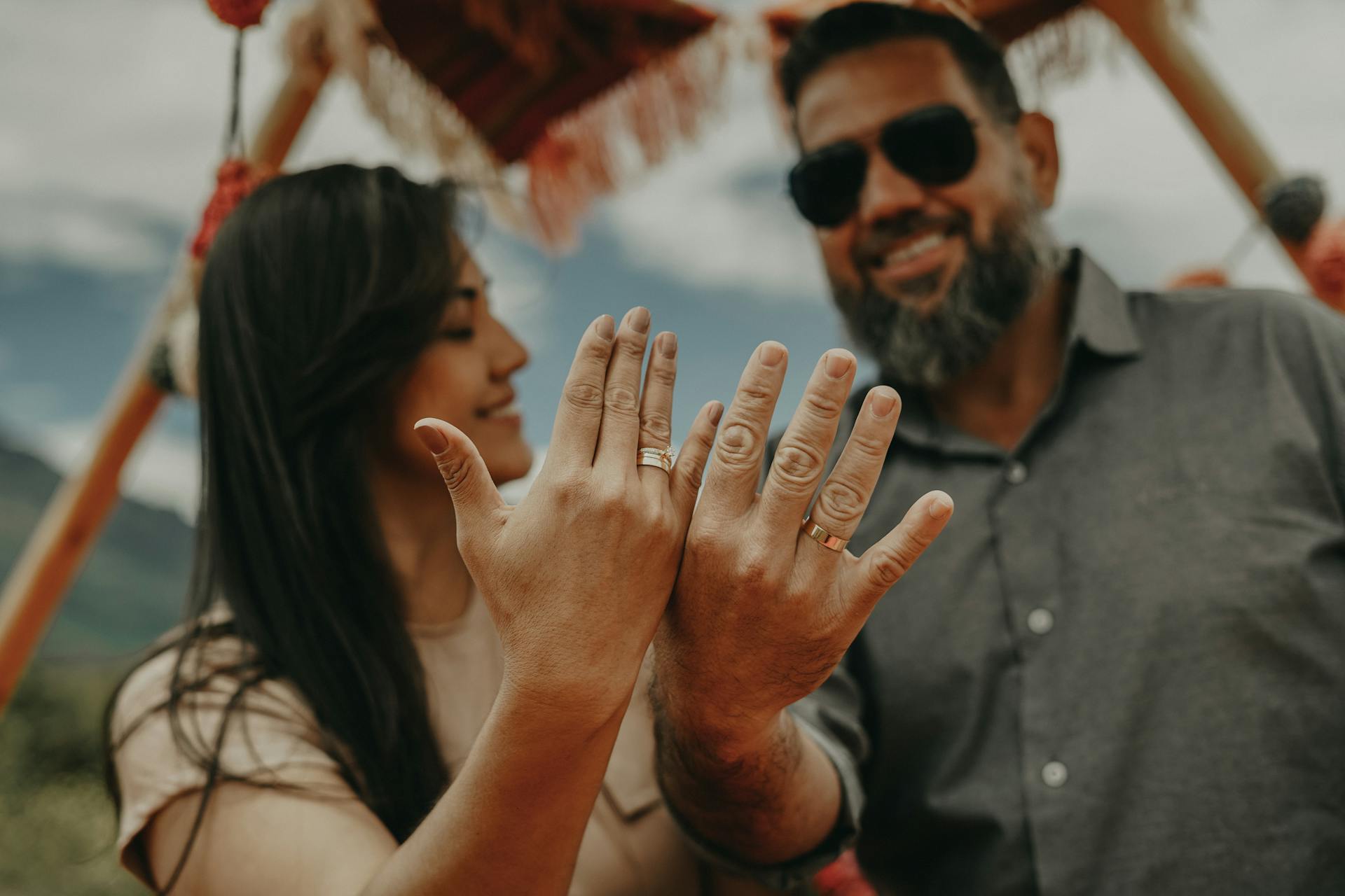 Una pareja sonriente que se tiende la mano | Fuente: Pexels