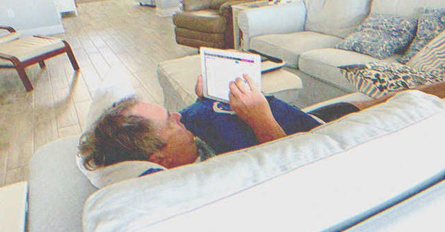 Hombre recostado en un sofá utilizando una tableta. | Foto: Shutterstock