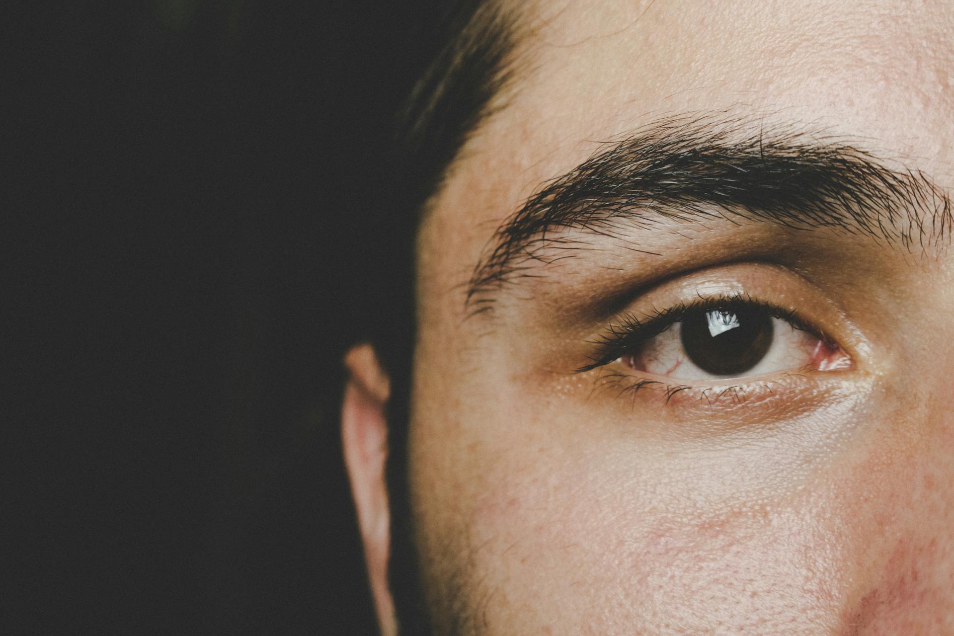 Primer plano del ojo de un hombre | Fuente: Pexels