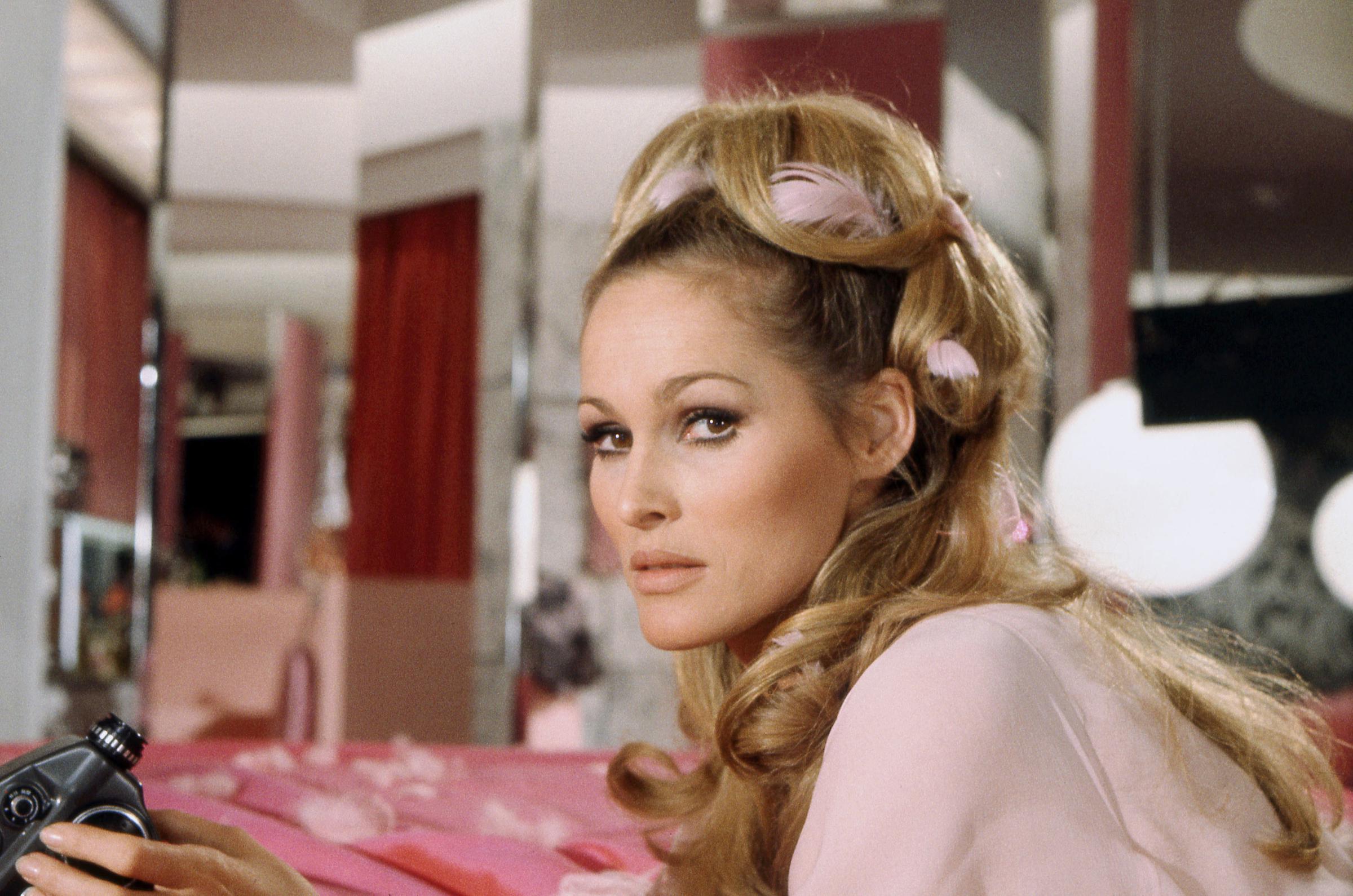 Ursula Andress en el plató de Casino Royale en la década de 1900. | Fuente: Getty Images