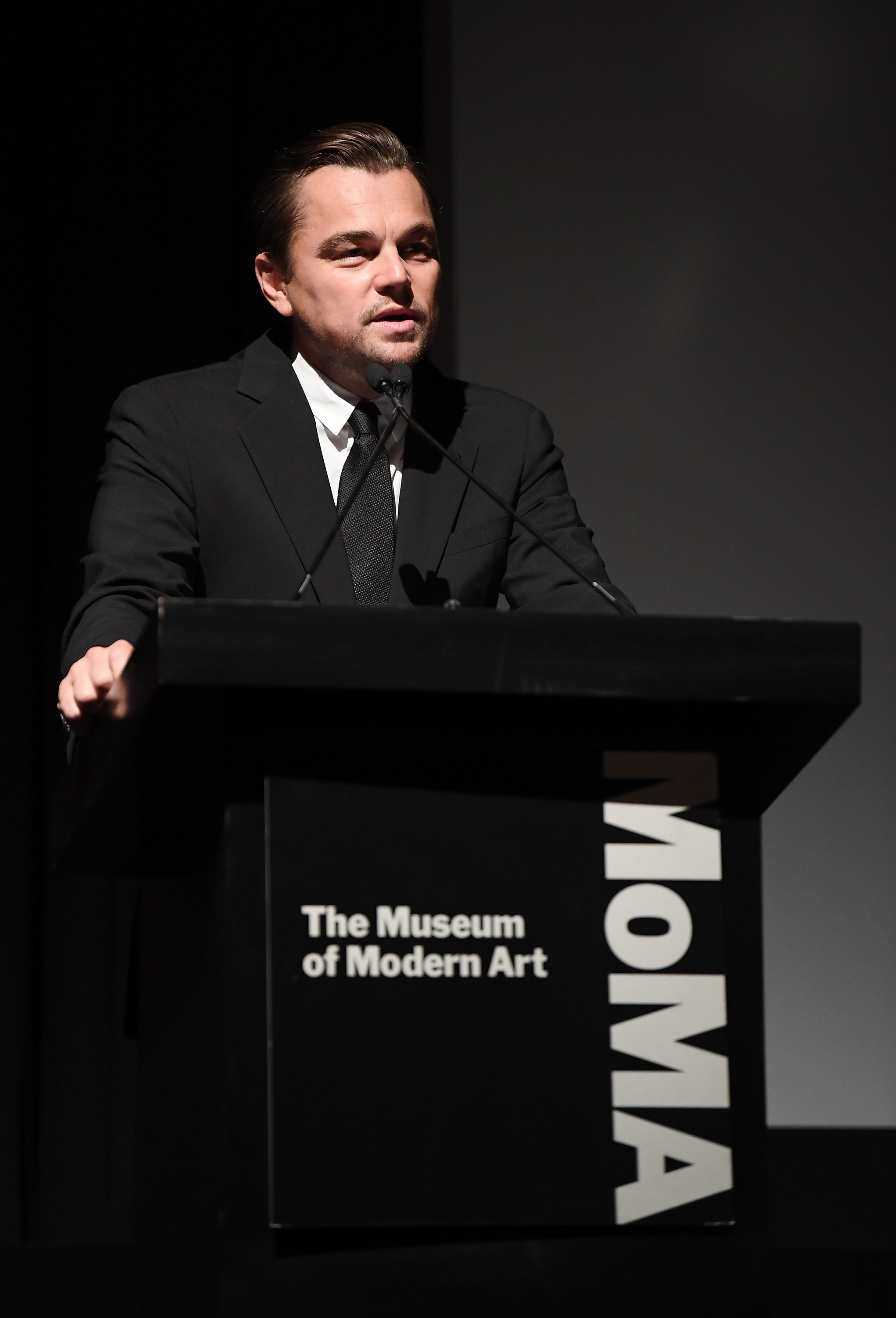 Leonardo DiCaprio habla en The Museum Of Modern Art Film Benefit el 19 de noviembre de 2018 | Foto: Getty Images