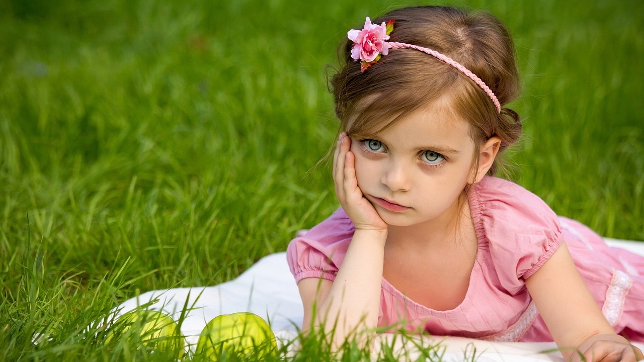 Una niña malhumorada apoyando la barbilla en la mano | Fuente: Pixabay