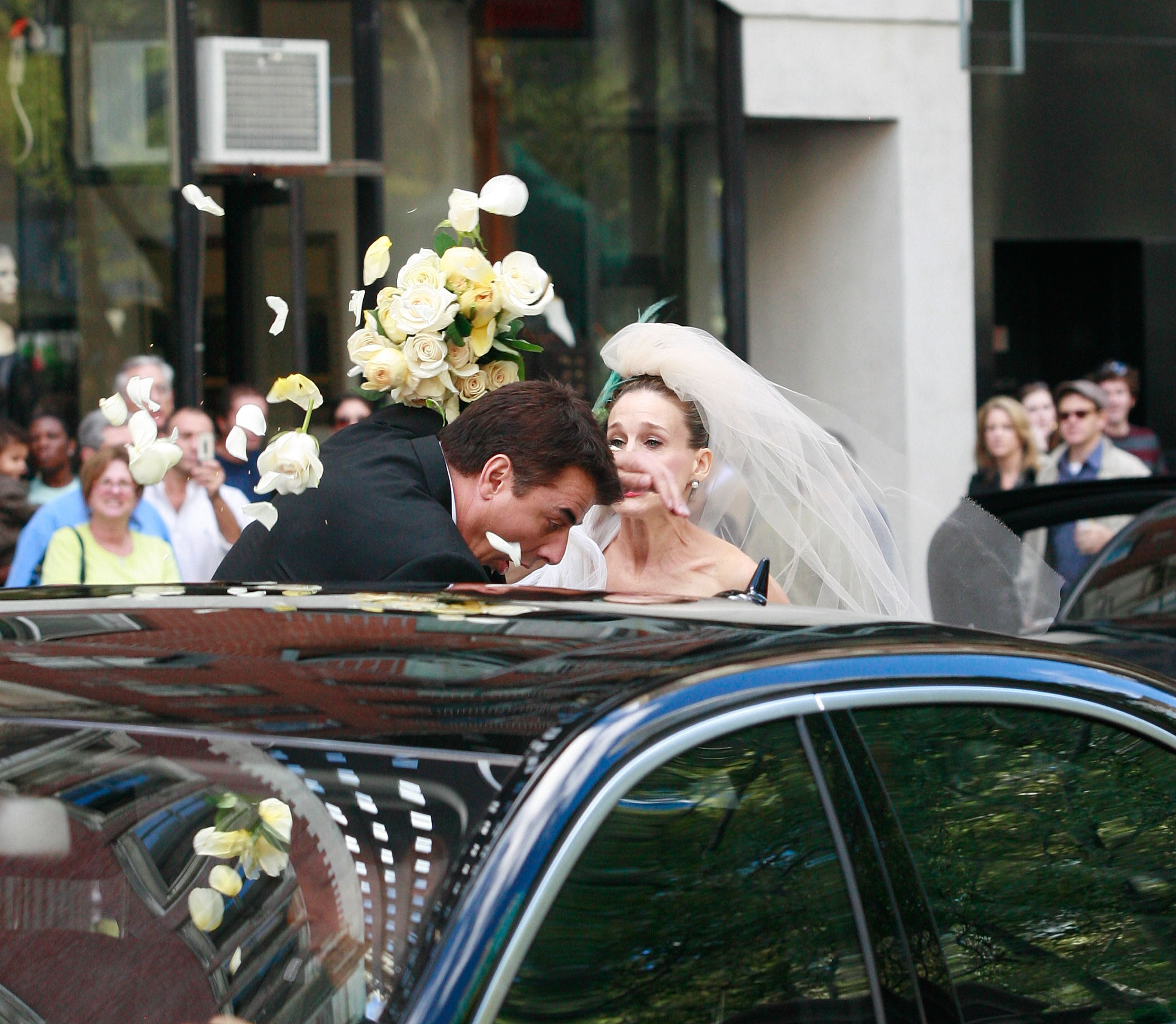 Chris Noth y Sarah Jessica Parker en el plató de "Sex and the City: The Movie" 2007 | Fuente: Getty Images