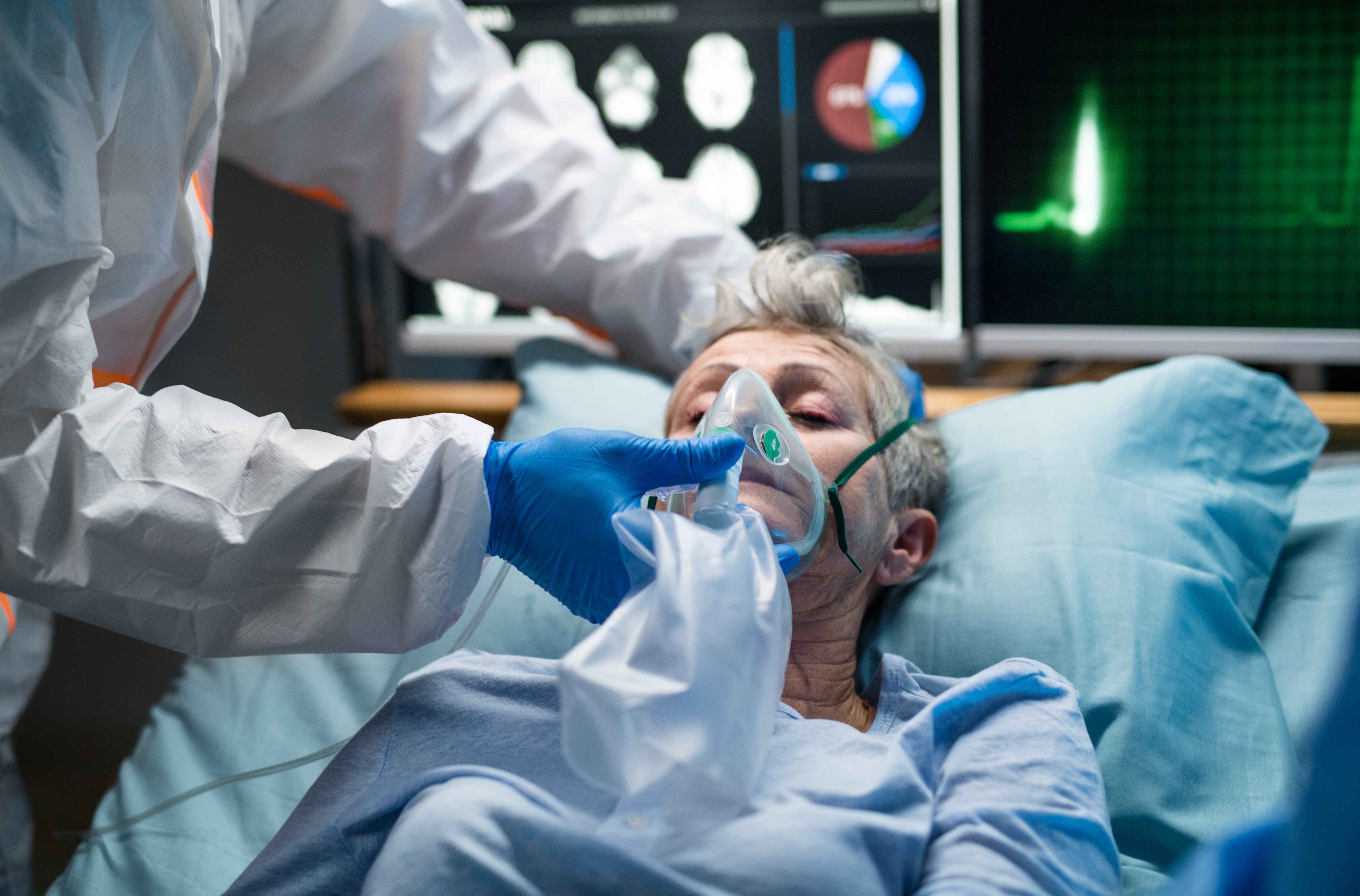 Médico pone una careta de oxígeno a su paciente. | Foto: Shutterstock