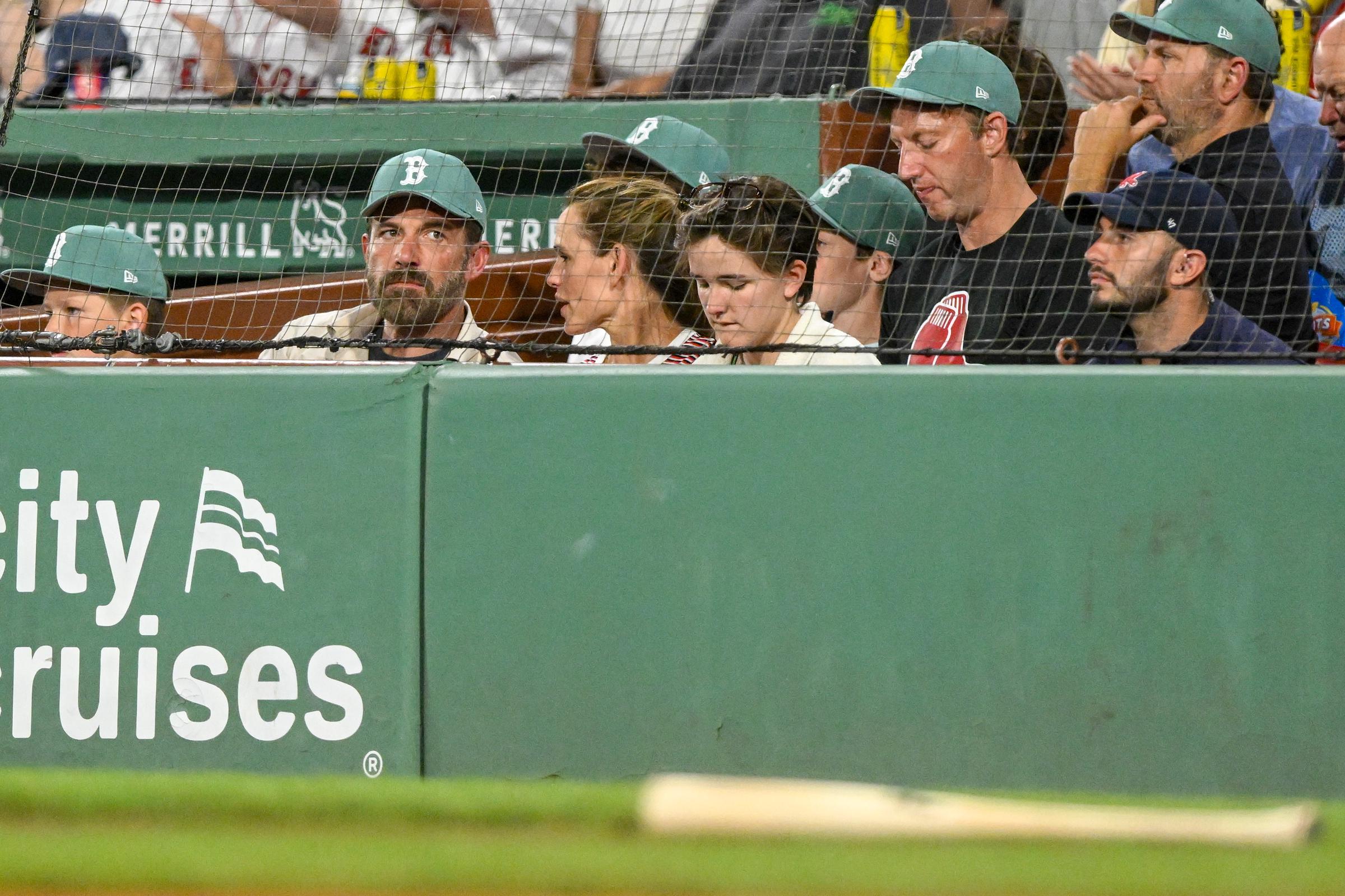 Ben Affleck y Jennifer Garner ven un partido con sus hijos, Fin y Samuel, durante la cuarta entrada entre los Boston Red Sox y los Tampa Bay Rays en el Fenway Park el 11 de julio de 2025, en Massachusetts | Fuente: Getty Images