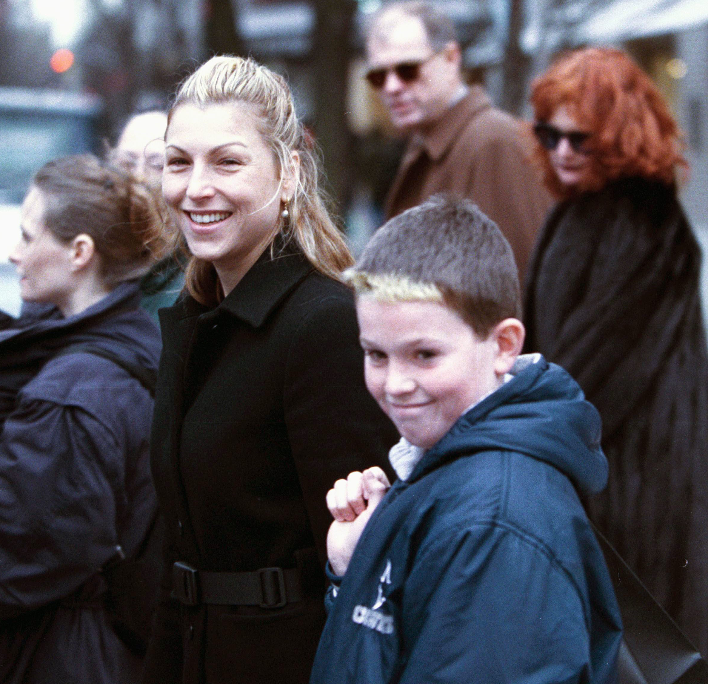 La actriz de cine y su hijo, Kevin, el 21 de diciembre de 1999, en Nueva York | Fuente: Getty Images