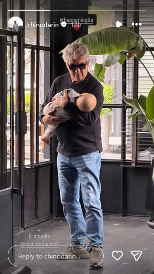 Ricardo Darín sosteniendo en brazos a su nieto Dante, hijo de Chino Darín y Úrsula Corberó | Fuente: Instagram Stories/chinodarin