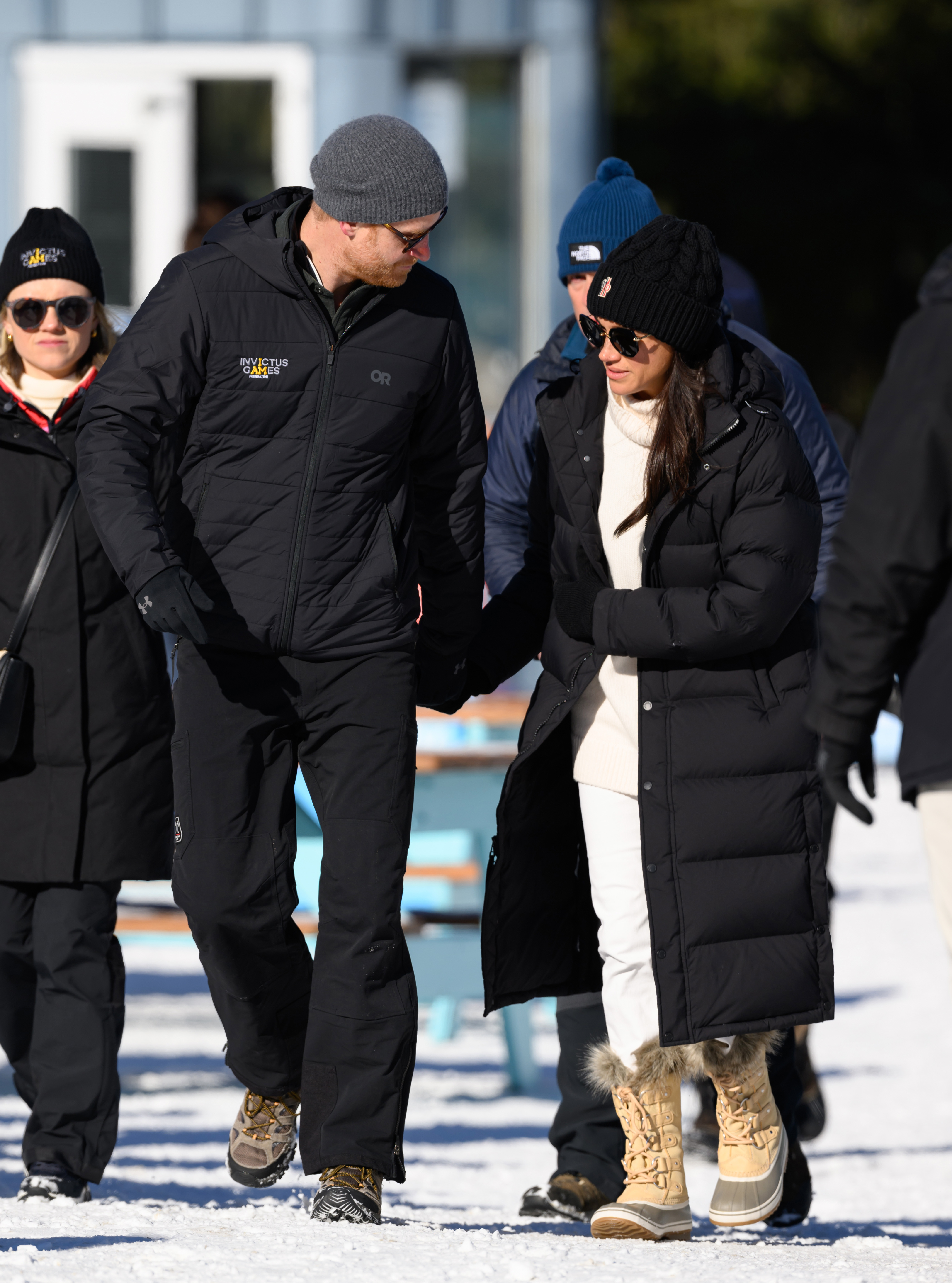 El príncipe Harry, duque de Sussex, y Meghan, duquesa de Sussex, asisten a un evento de Tubing para Familiares y Amigos durante el tercer día de los Juegos Invictus 2025 en Whistler, Columbia Británica, el 11 de febrero de 2025 | Fuente: Getty Images