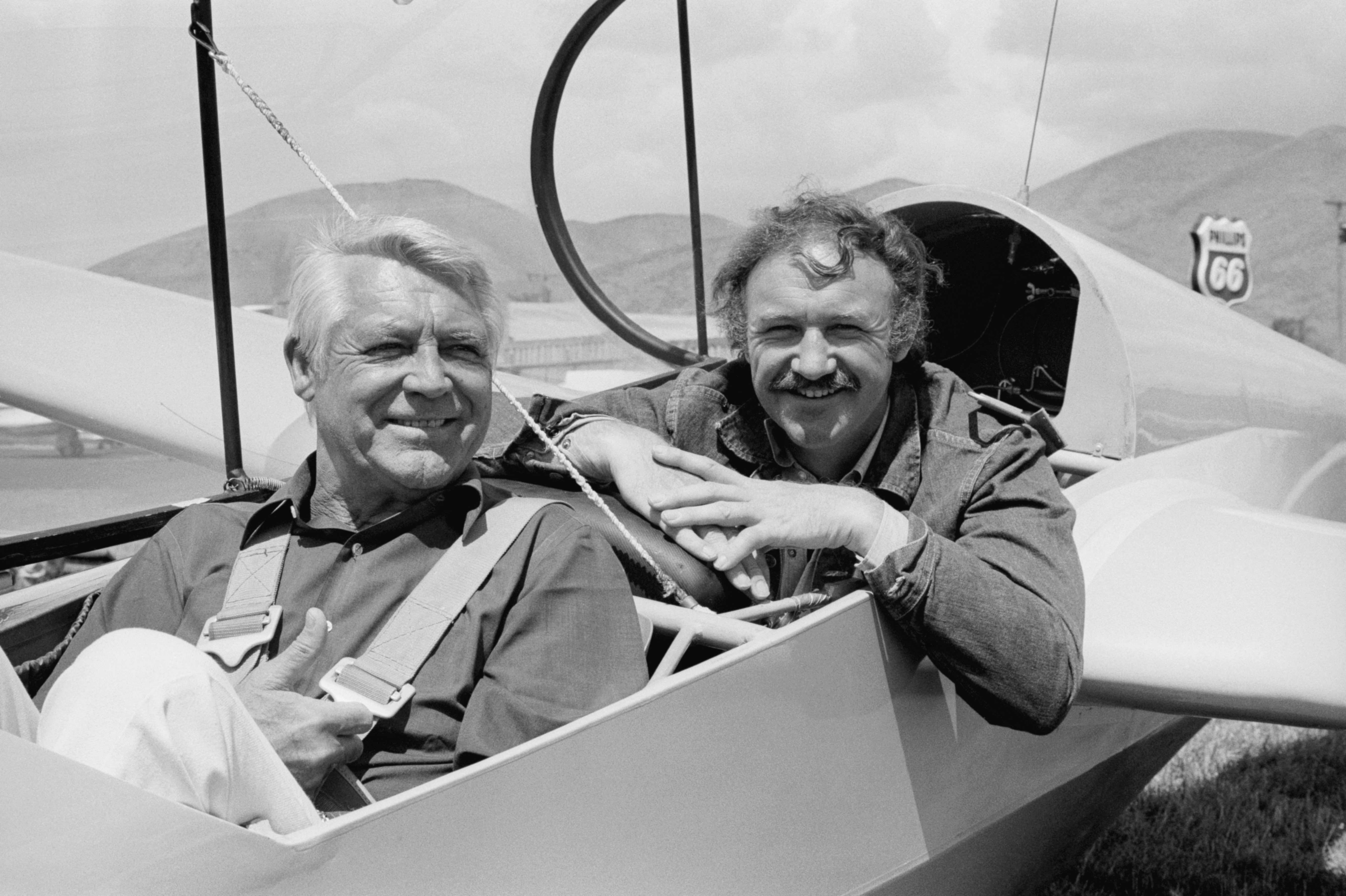 Cary Grant y Gene Hackman en un planeador durante el Festival de Cine Brut, hacia agosto de 1973 | Fuente: Getty Images