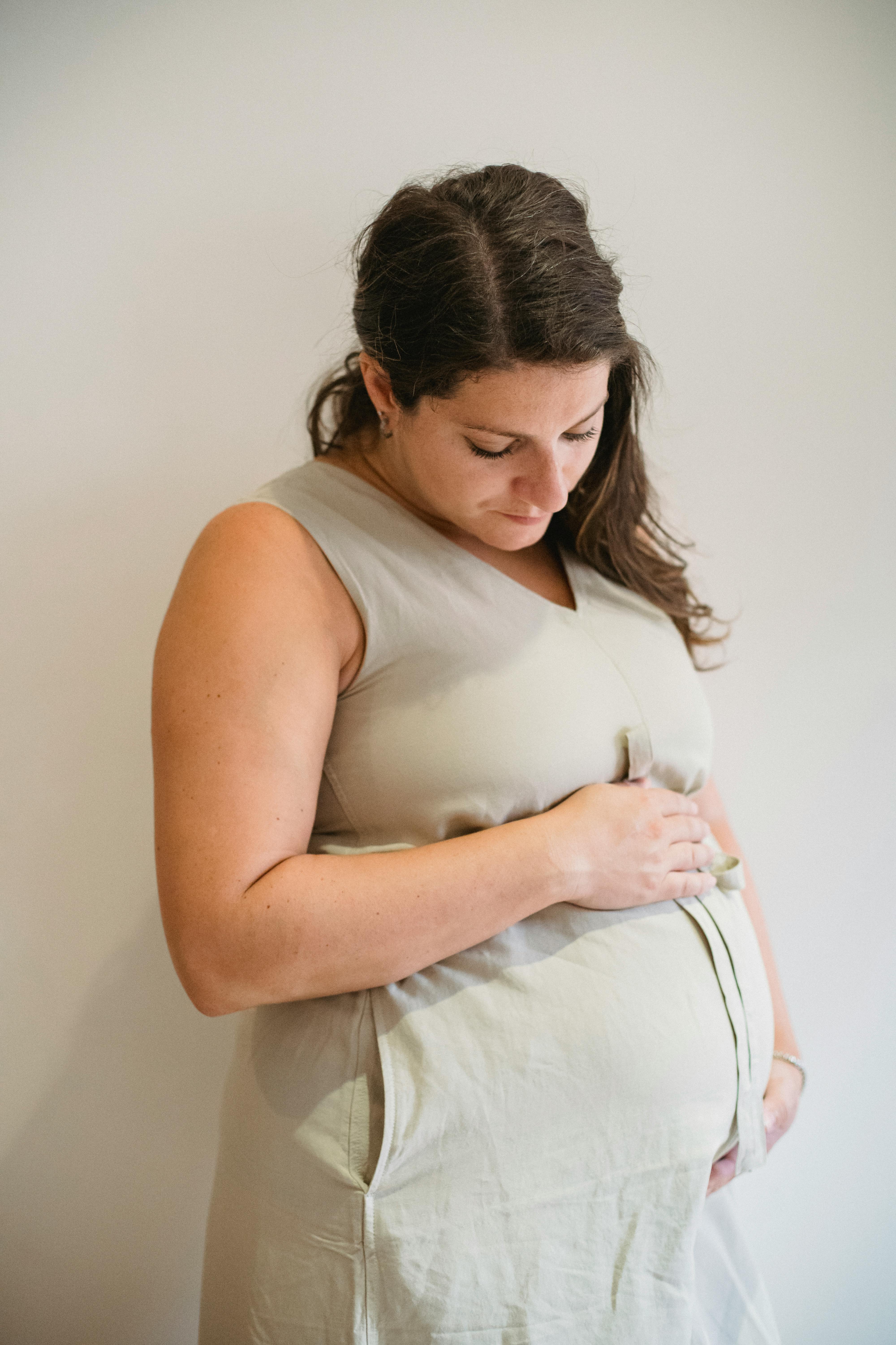 Una mujer embarazada de aspecto triste | Fuente: Pexels