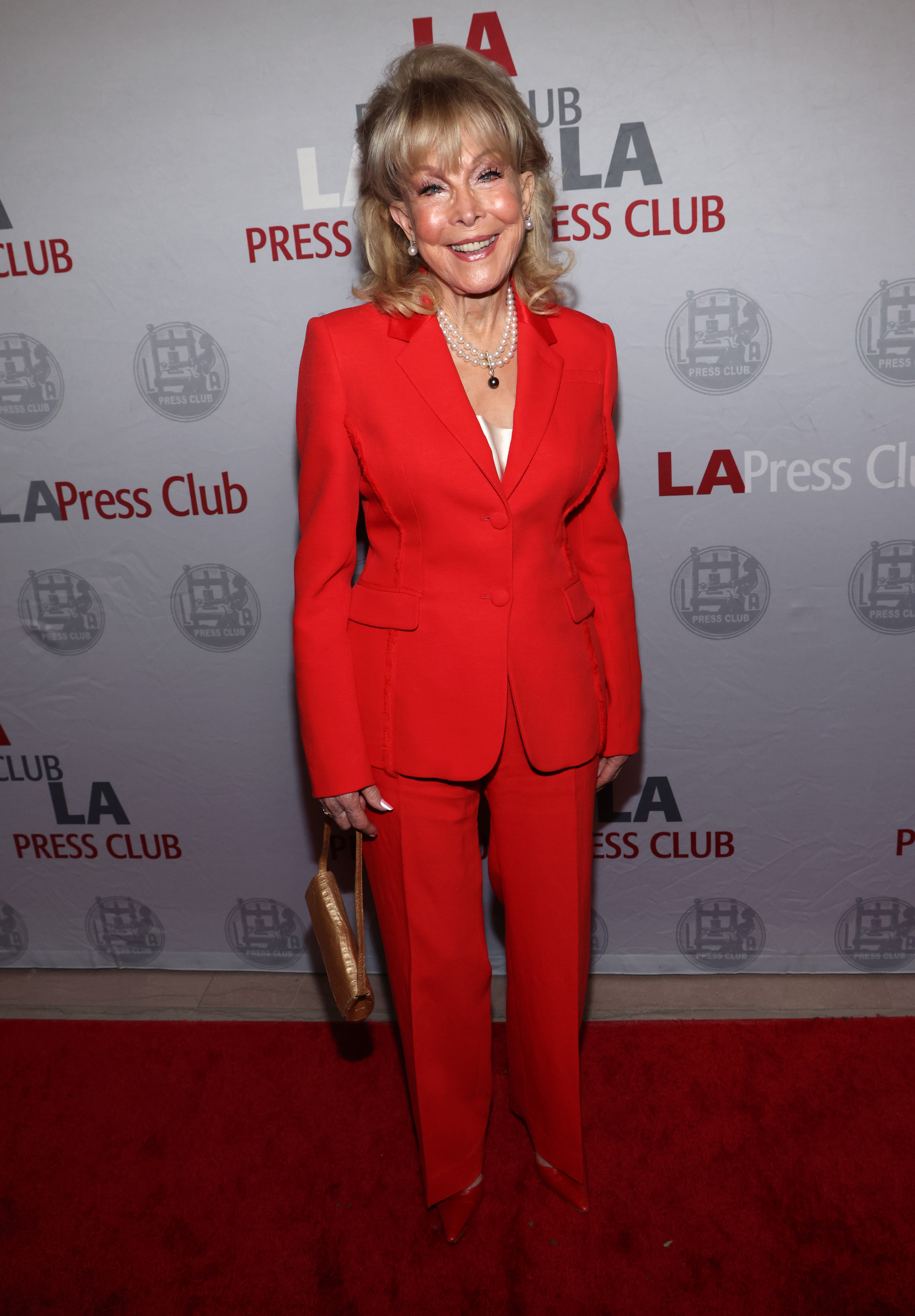 Barbara Eden asiste a la 16ª Gala Anual de los Premios Nacionales de Periodismo de Arte y Entretenimiento en Los Ángeles, California, el 3 de diciembre de 2023. | Fuente: Getty Images