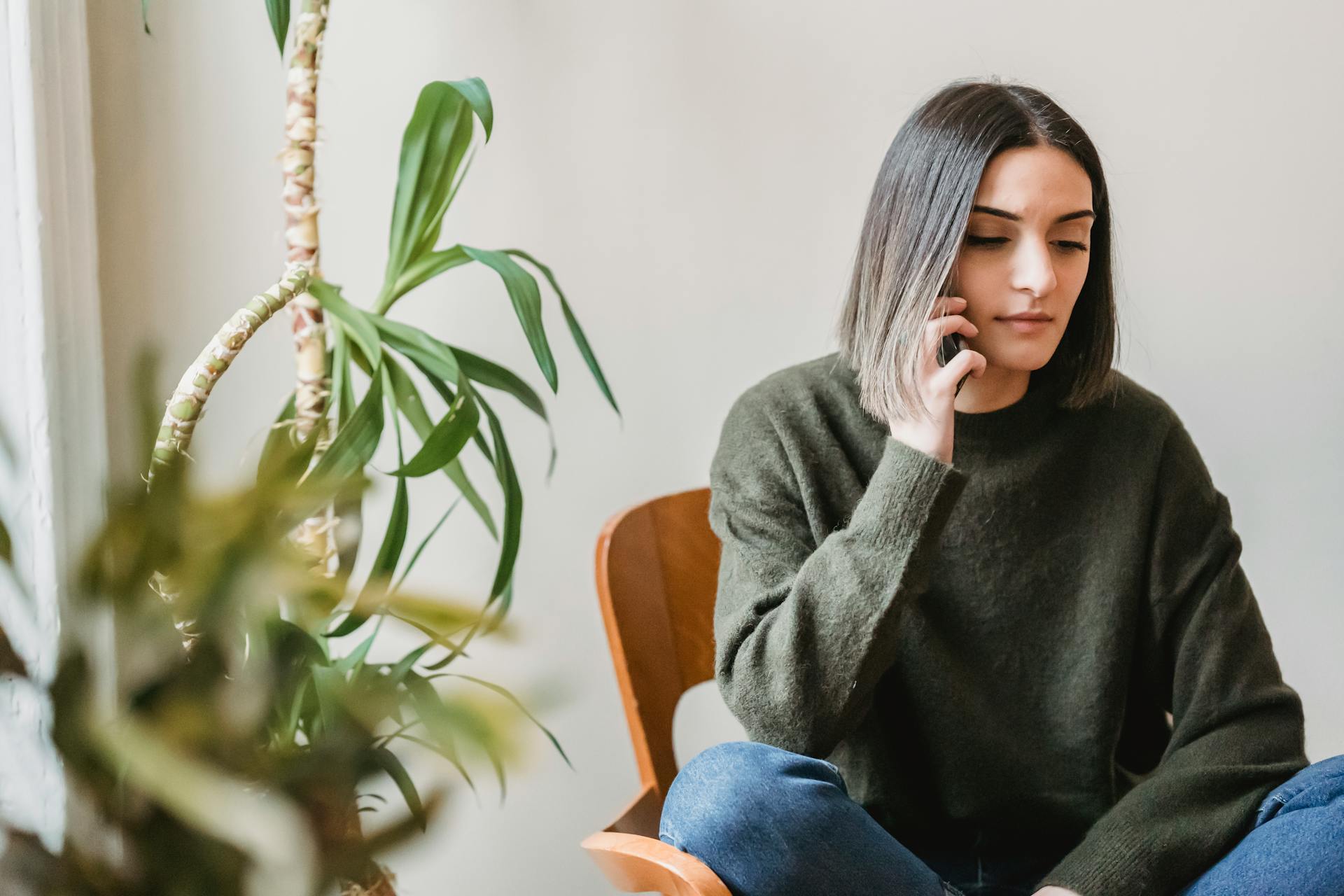 Una mujer hablando por teléfono | Fuente: Pexels