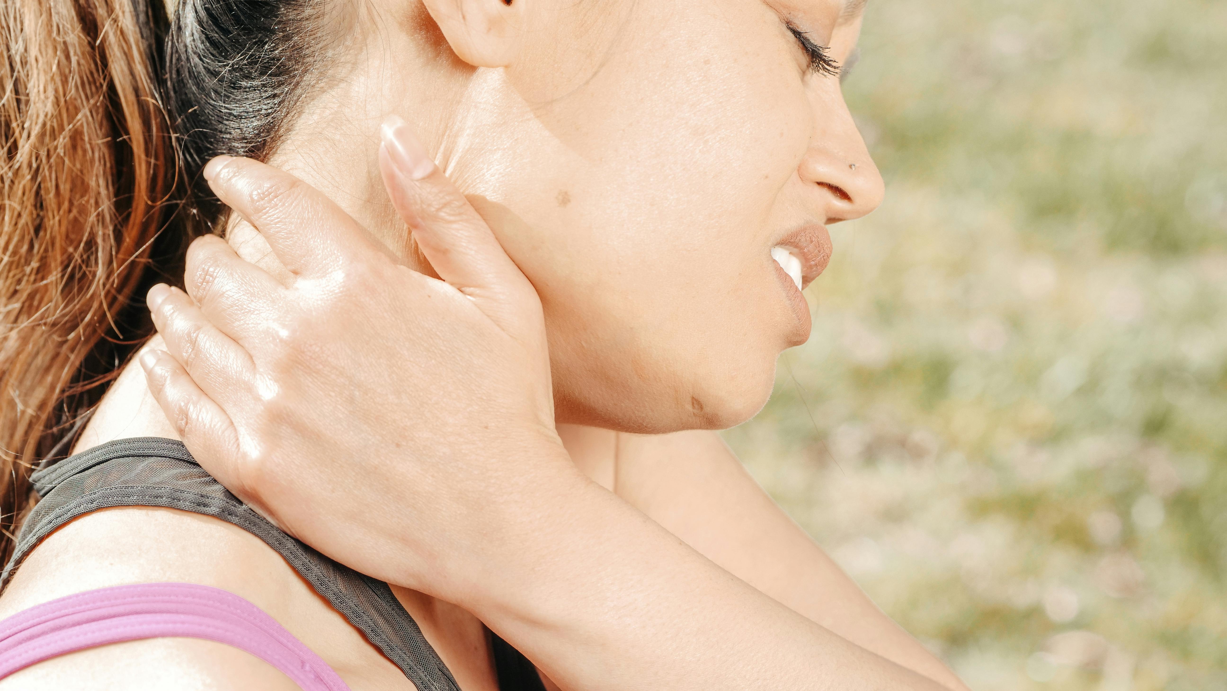 Una mujer con el cuello lesionado | Fuente: Pexels