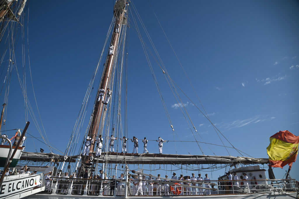 La princesa heredera Leonor de España llega a bordo del buque "Juan Sebastián de Elcano" al puerto de Montevideo el 5 de marzo de 2025 en Montevideo, Uruguay. | Fuente: Getty Images