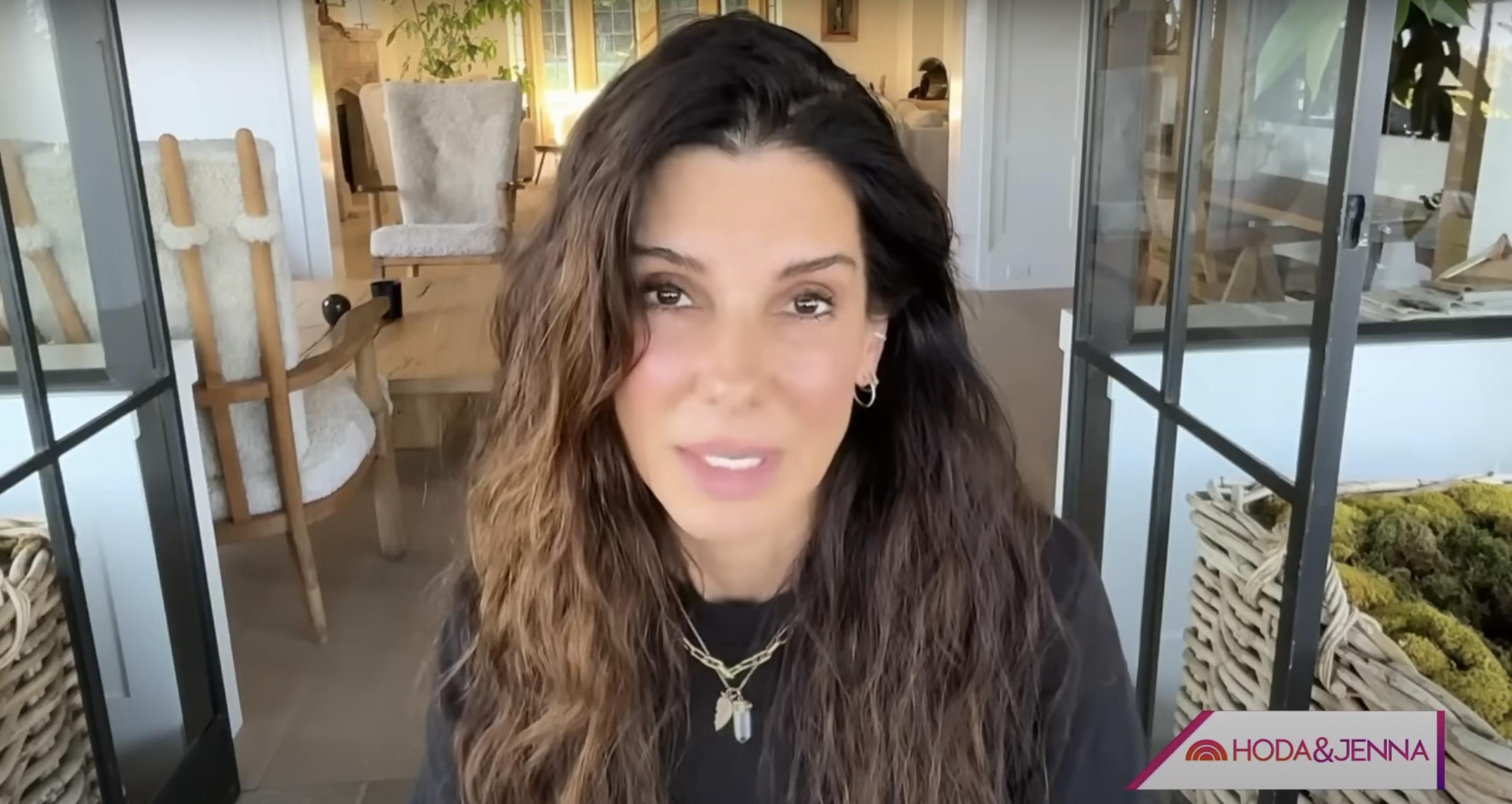 Captura de pantalla de Sandra Bullock deseando feliz cumpleaños a Hoda Kotb en un vídeo publicado el 12 de agosto de 2024 | Fuente: YouTube/@HodaAndJenna